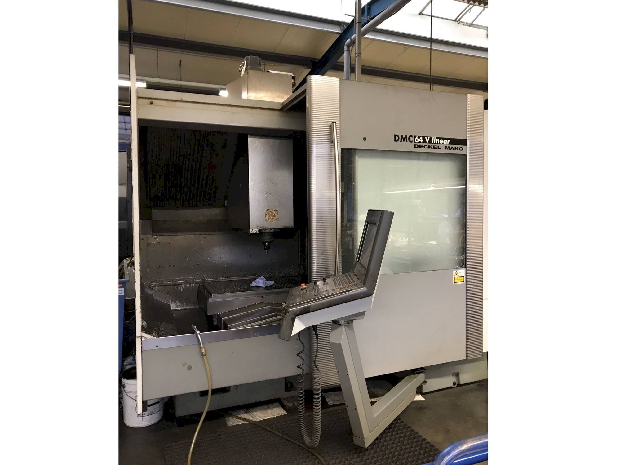 Levý boční pohled  na DECKEL MAHO DMC 64V Linear  stroj
