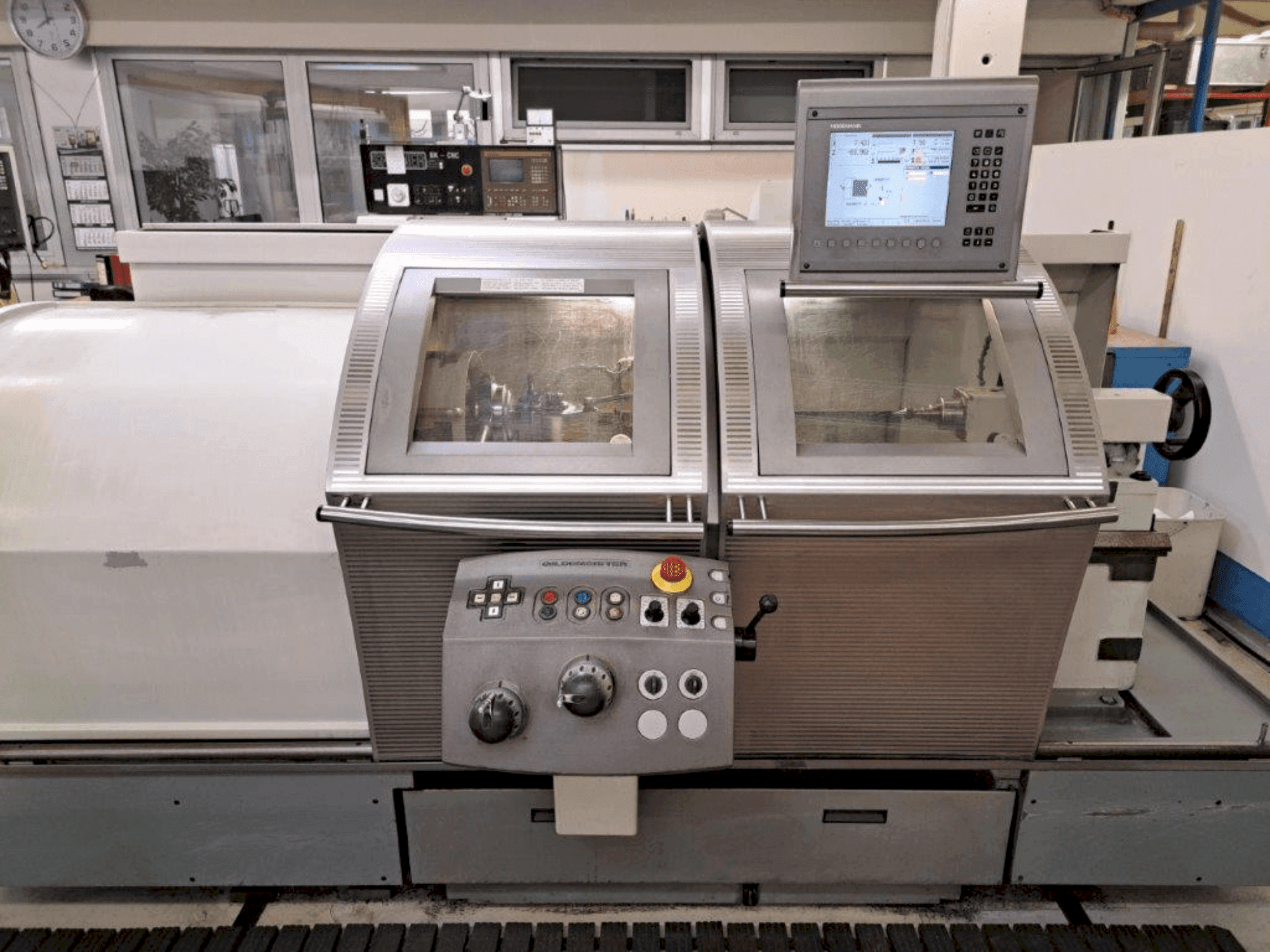 Čelní pohled  na Gildemeister NEF520  stroj