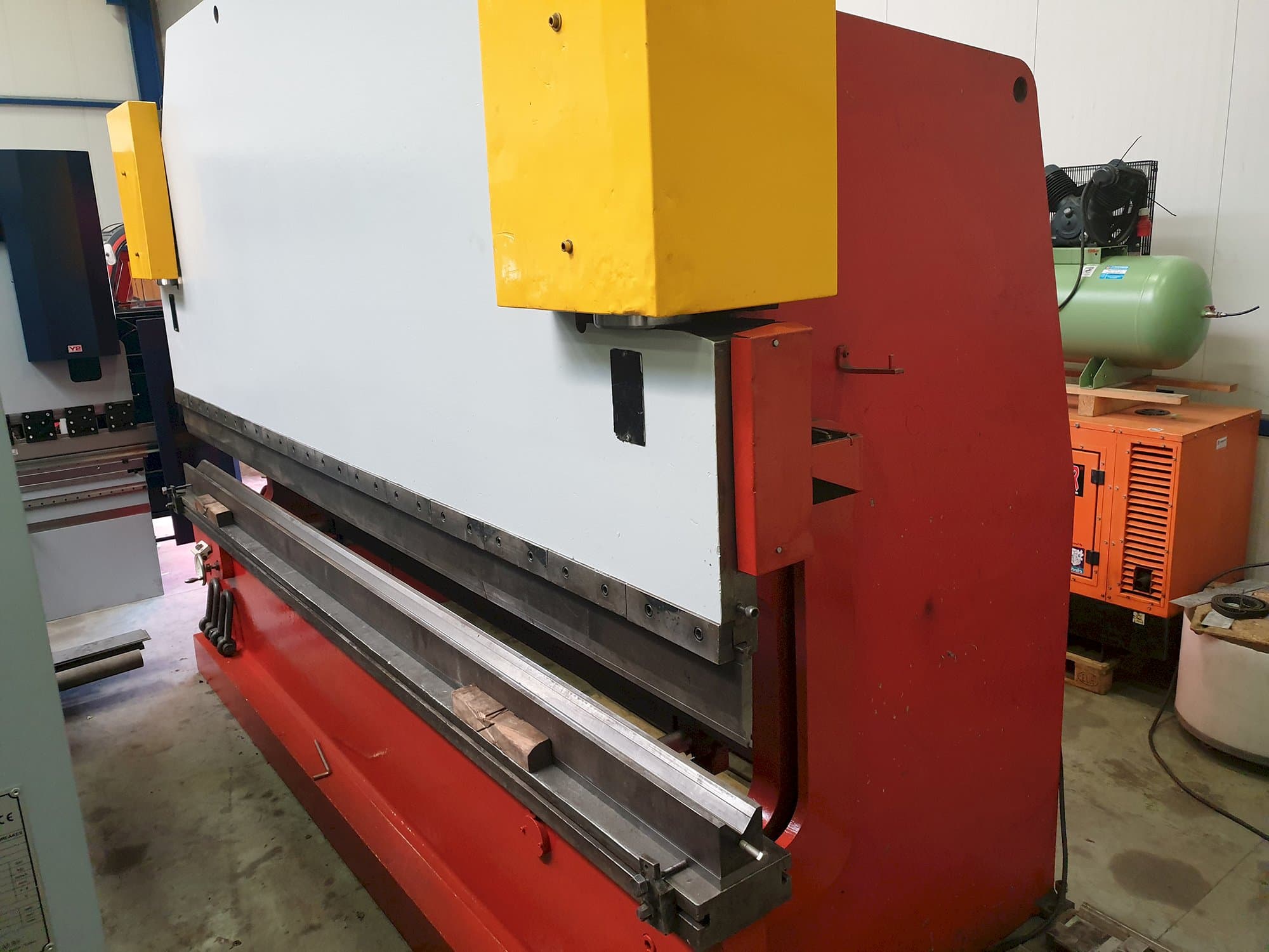 Pravý pohled  na Darley EHP 200 43/37 stroj