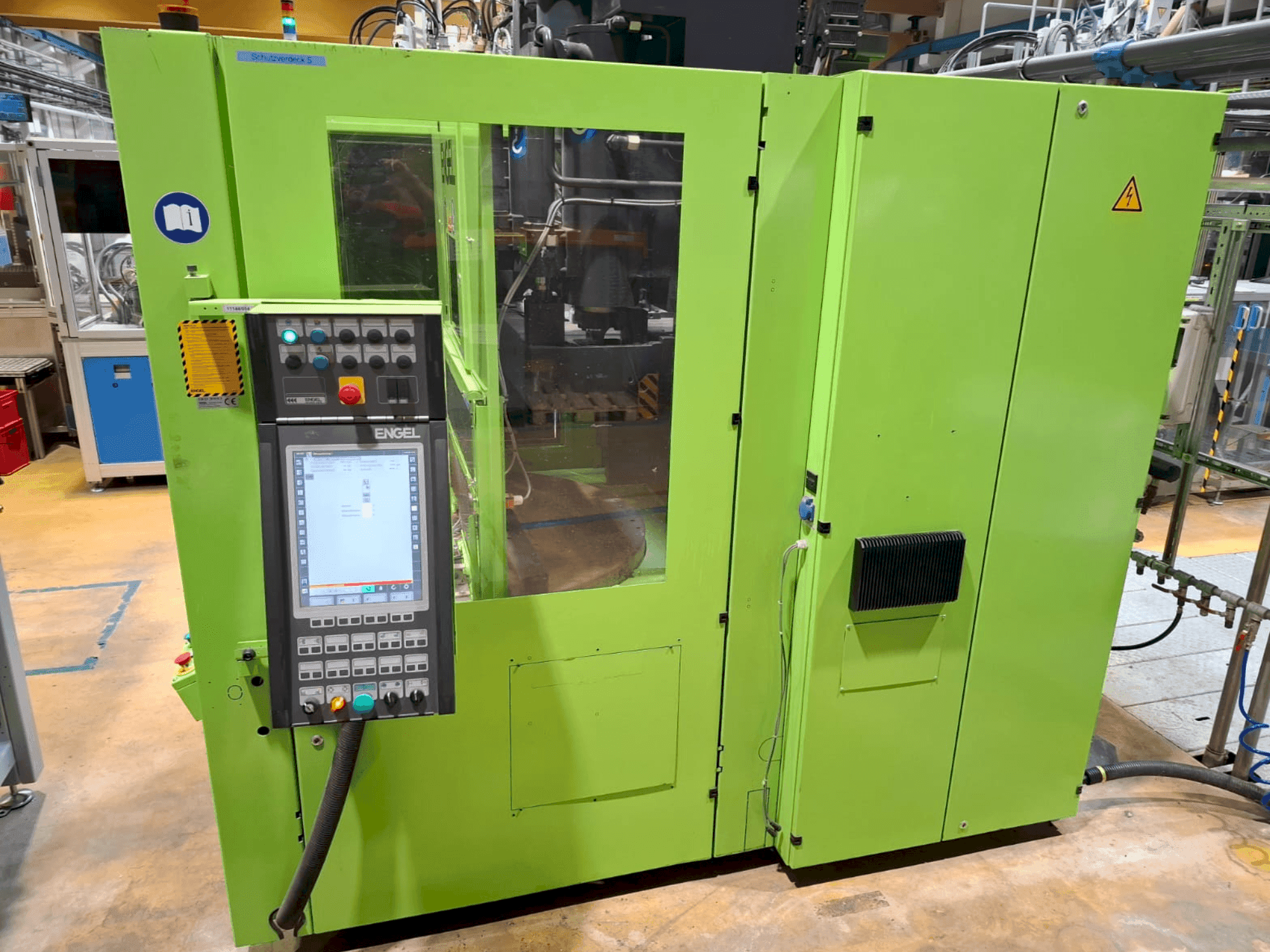 Čelní pohled  na Engel Insert 80V/40  stroj