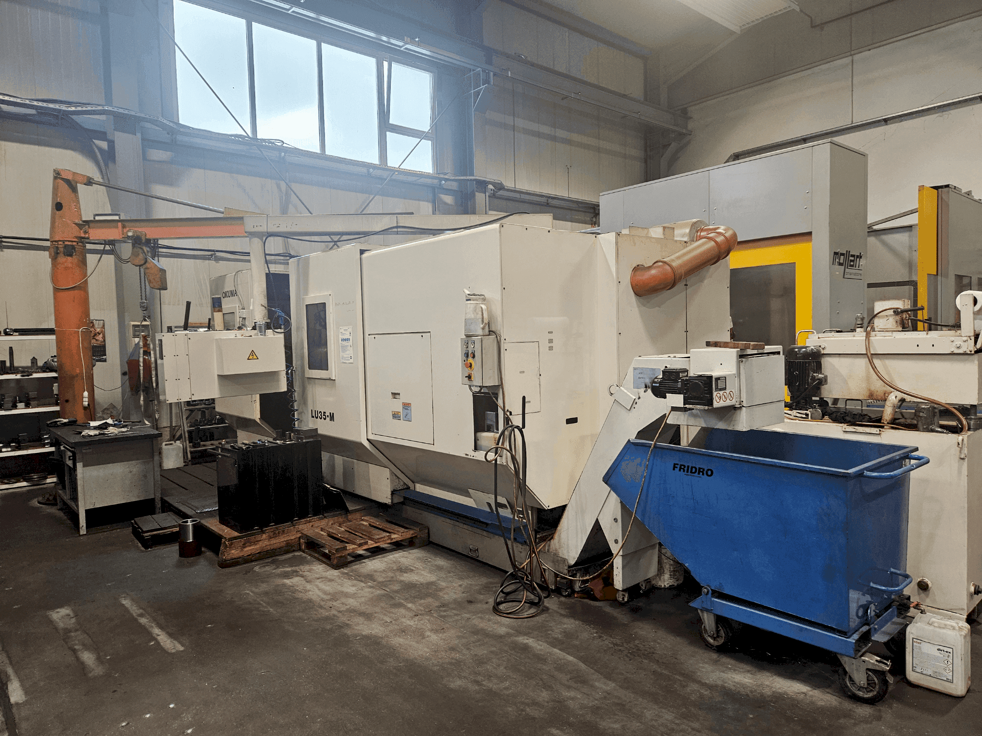 Čelní pohled  na Okuma LU 35-M  stroj