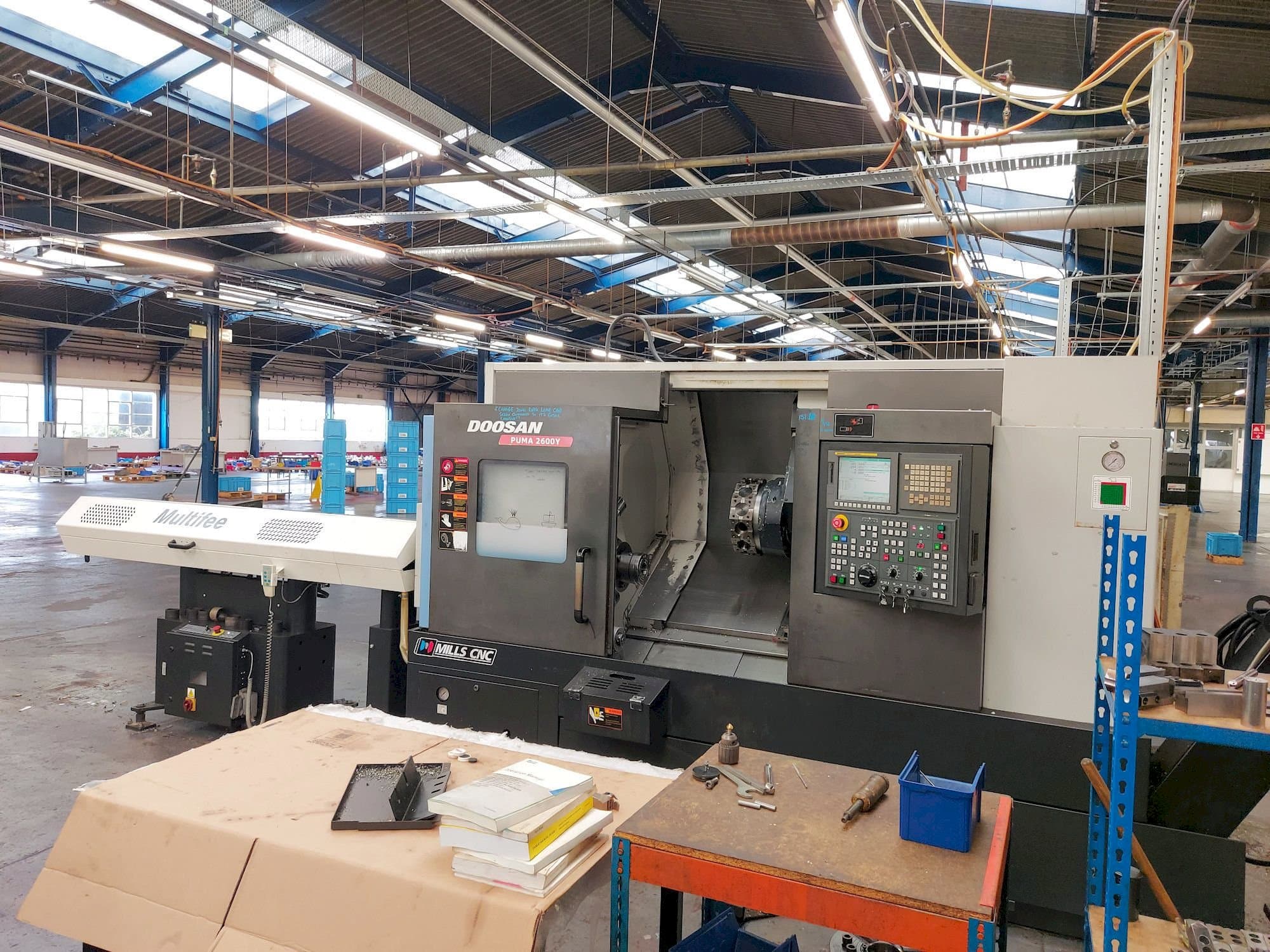 Čelní pohled  na Doosan Puma 2600Y  stroj