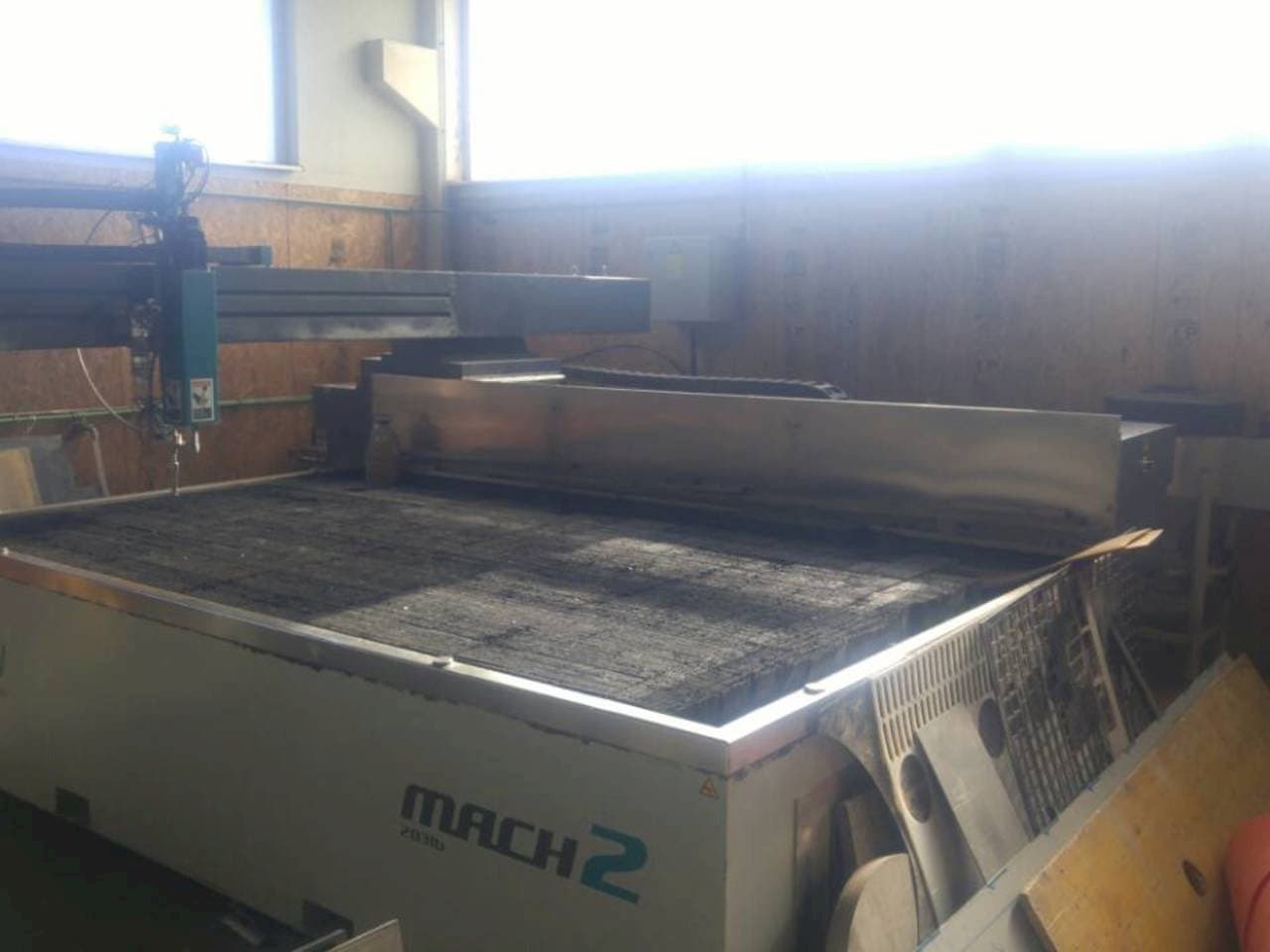 Čelní pohled  na Flow Mach2-3120b  stroj