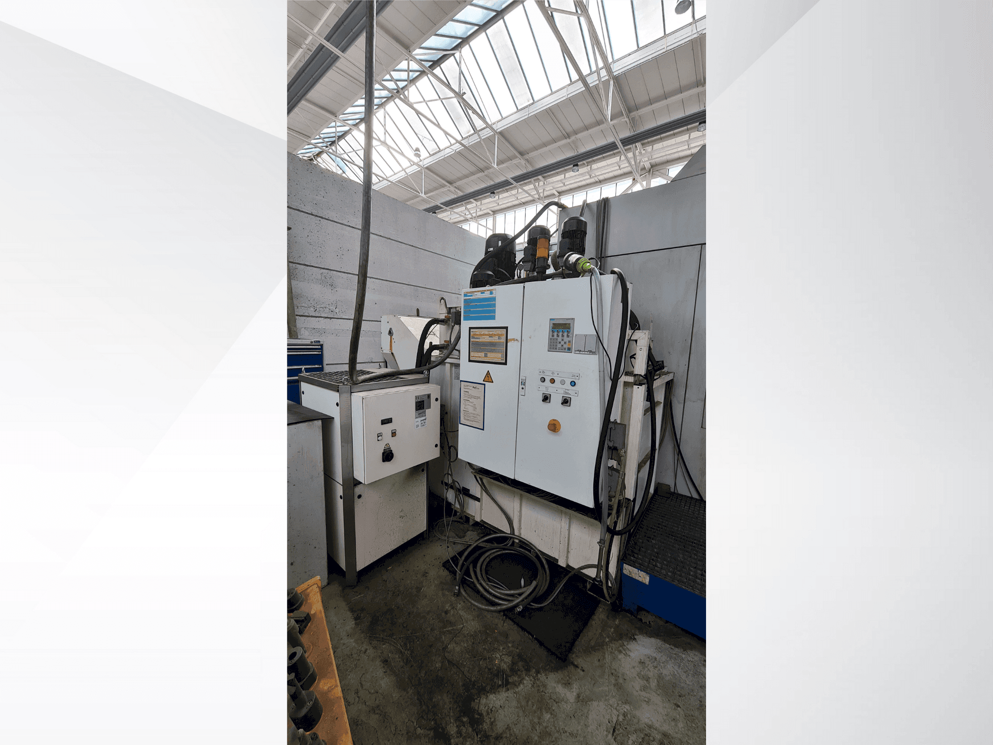 Čelní pohled  na OSG EX-CELL-O XS425  stroj