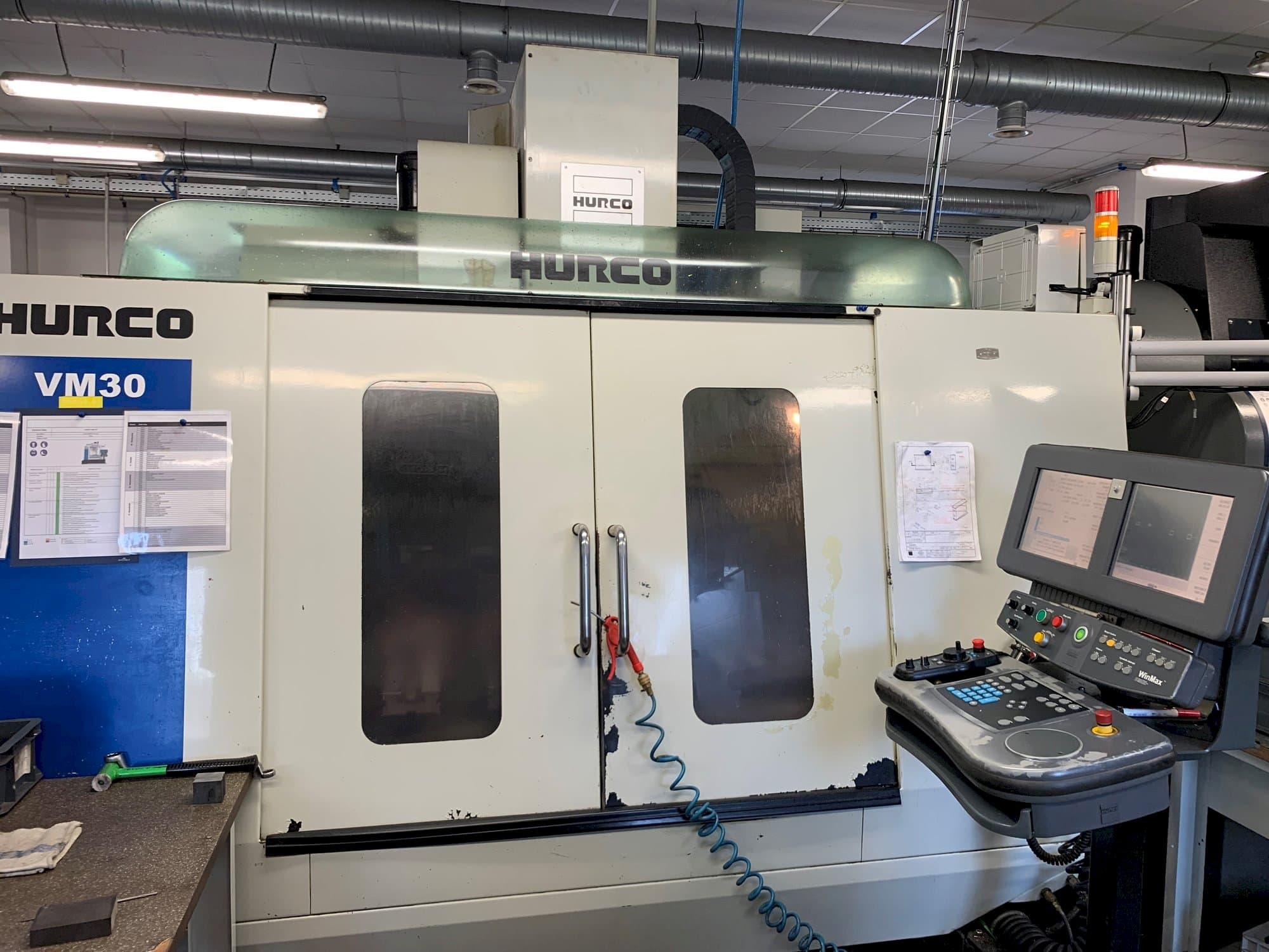 Čelní pohled  na Hurco VM30  stroj