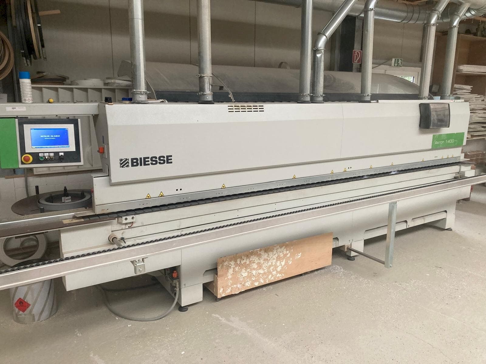 Čelní pohled  na BIESSE AKRON 1440  stroj