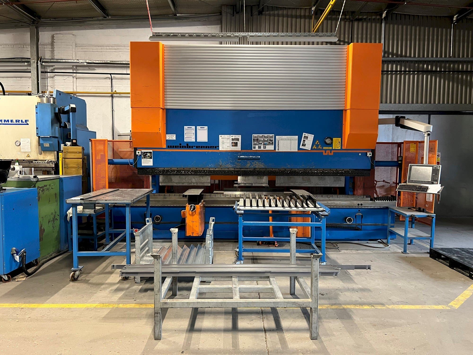 Čelní pohled  na Weinbrenner GP400  stroj