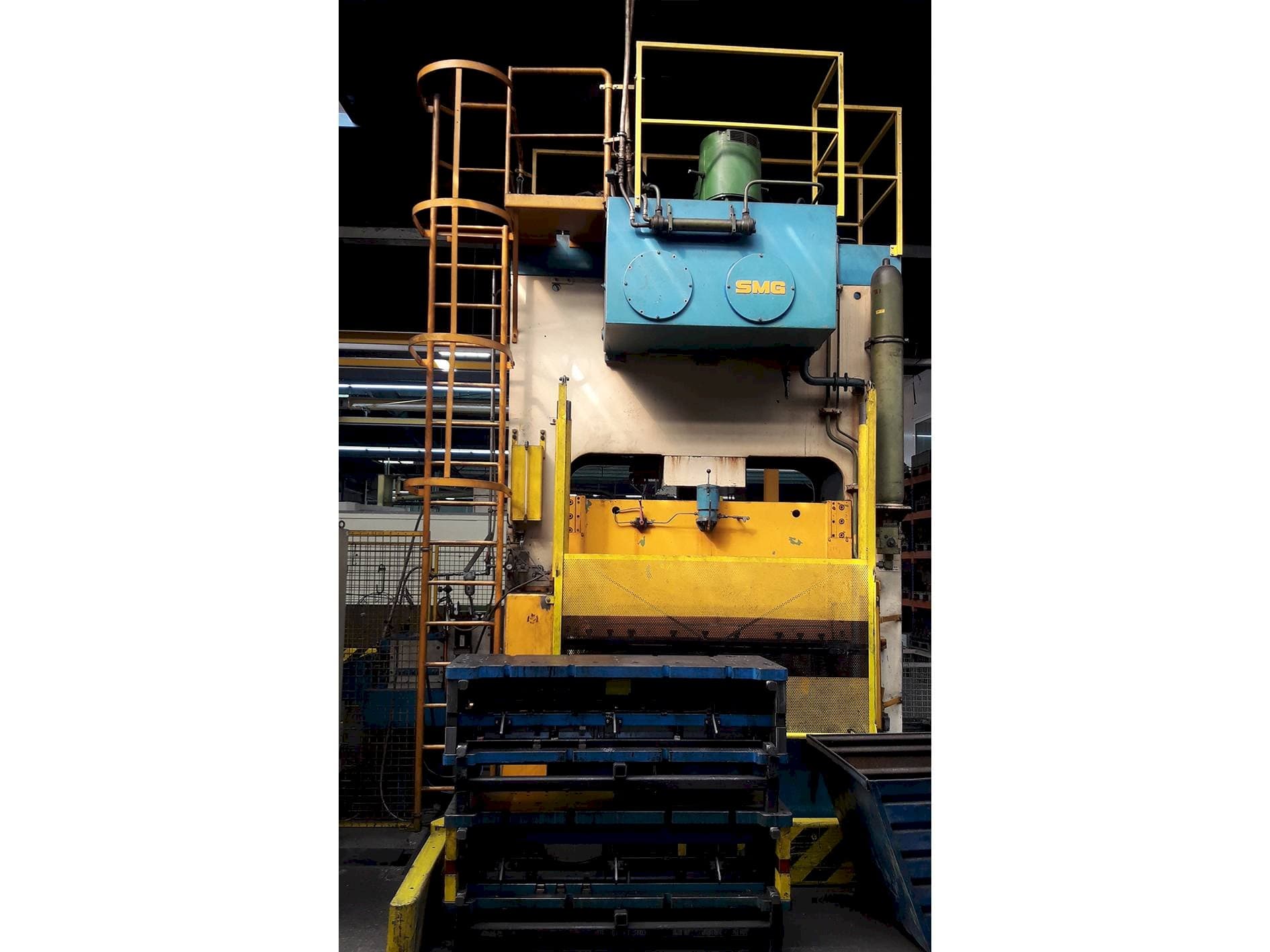 Čelní pohled  na SMG SCHULER DS 200 + Z 60  stroj