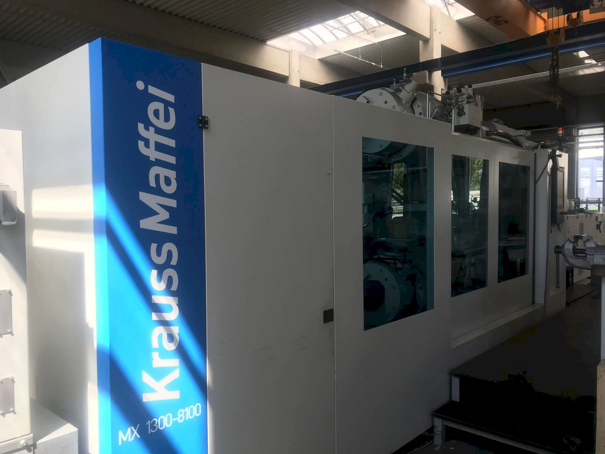 Čelní pohled  na Krauss Maffei 1300-8100 MX  stroj