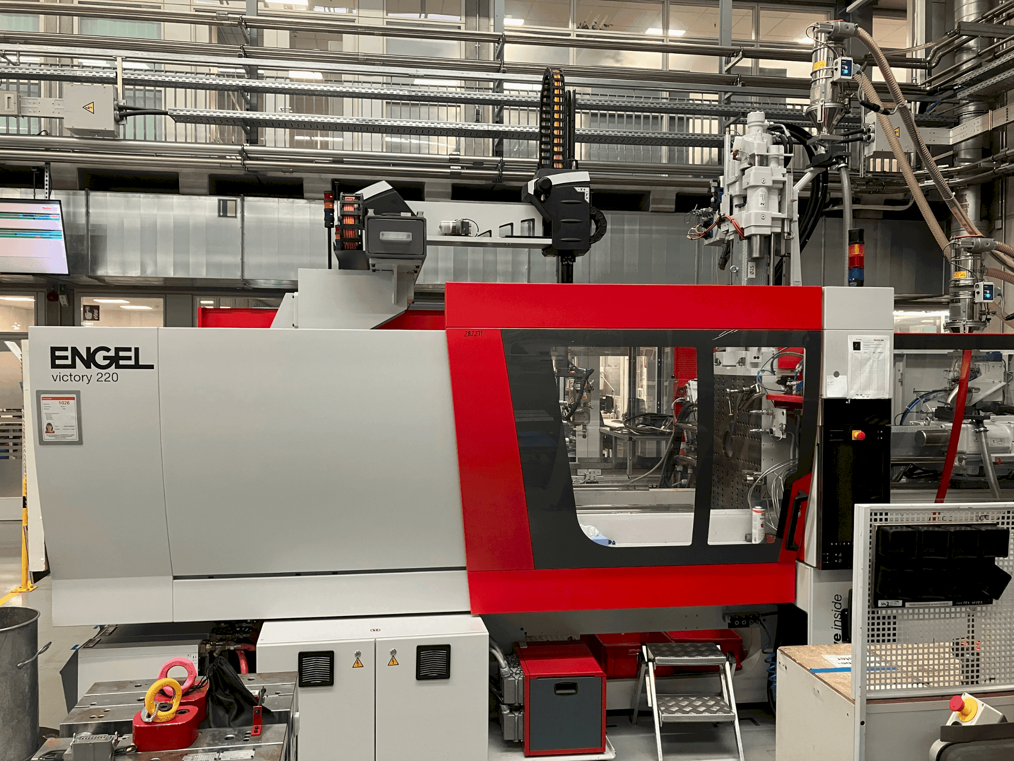 Čelní pohled  na Engel victory 500H/200V/220 combi  stroj