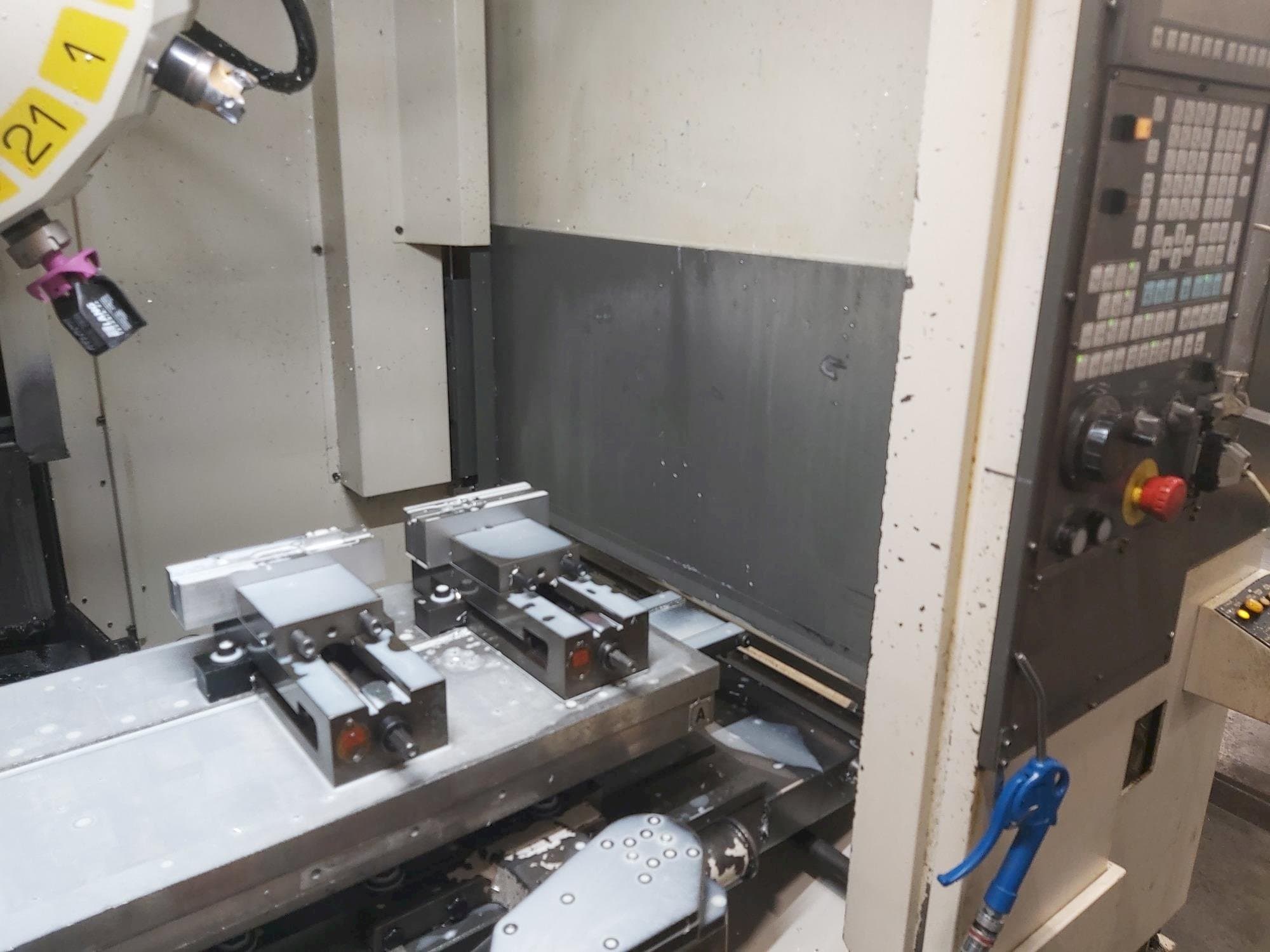 Čelní pohled  na FANUC Robodrill Alpha T21iE  stroj