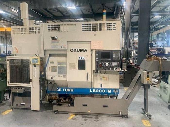 Čelní pohled na Okuma LB 200M stroj