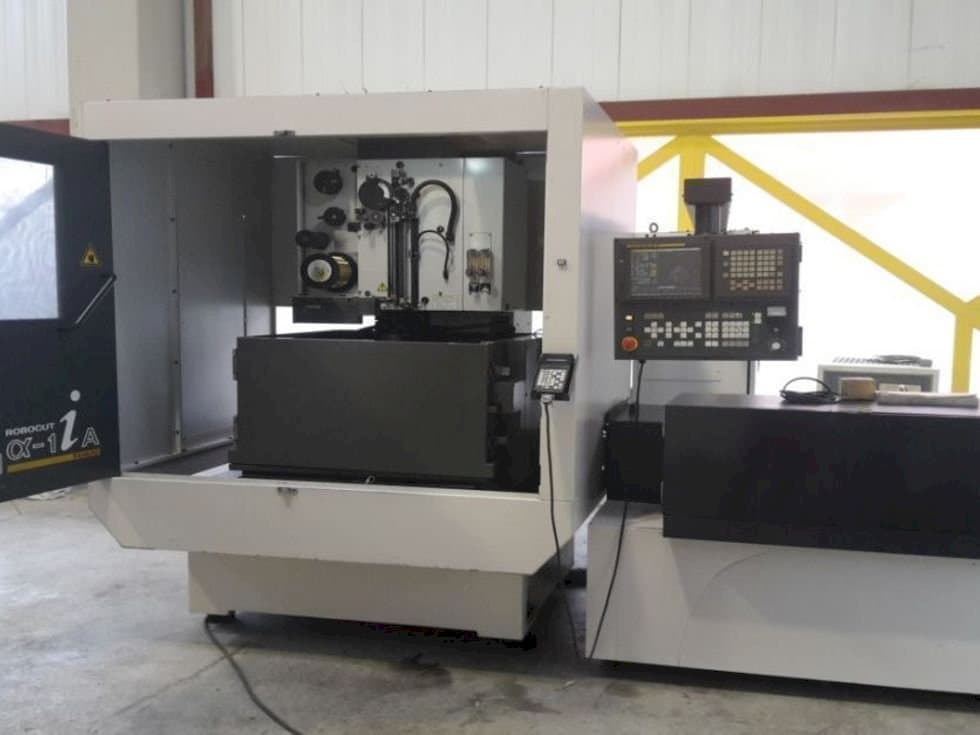 Čelní pohled  na FANUC Robocut α-1iA  stroj