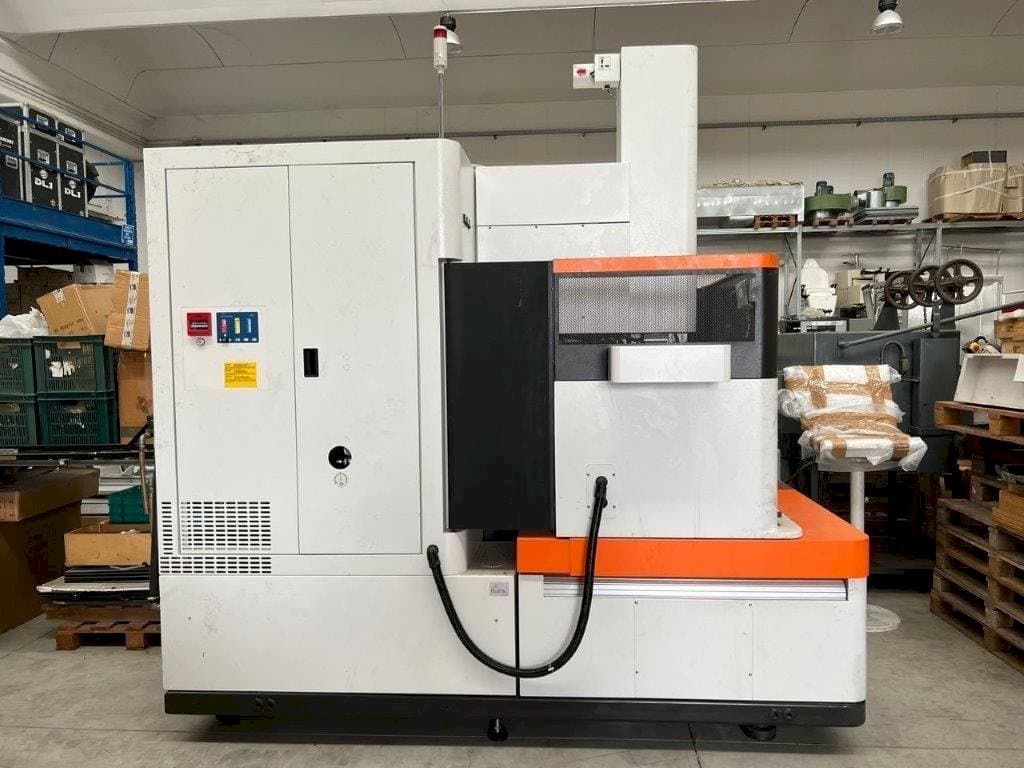 Čelní pohled  na AgieCharmilles FORM 30  stroj