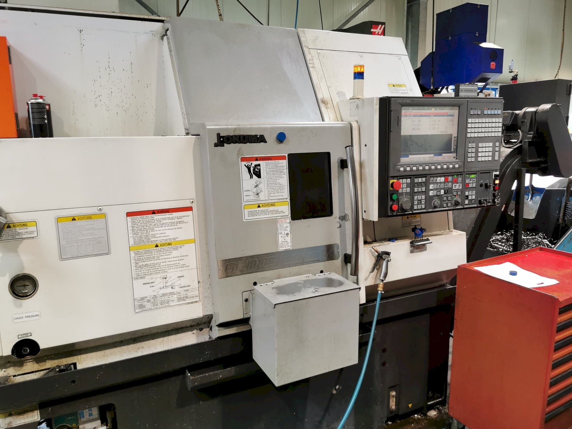 Čelní pohled  na Okuma GENOS L200E-MY  stroj