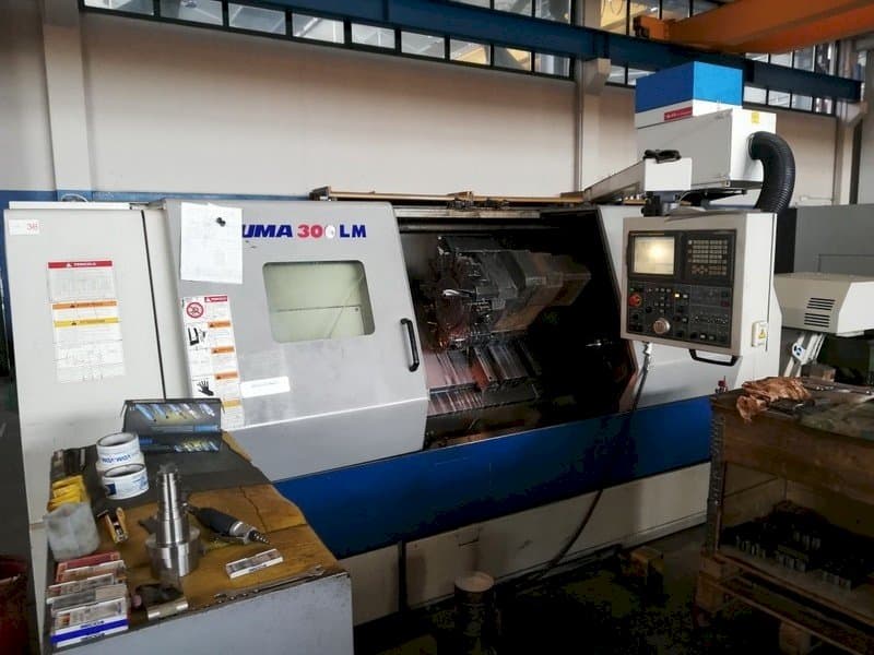 Čelní pohled  na Doosan PUMA 300 LMB  stroj