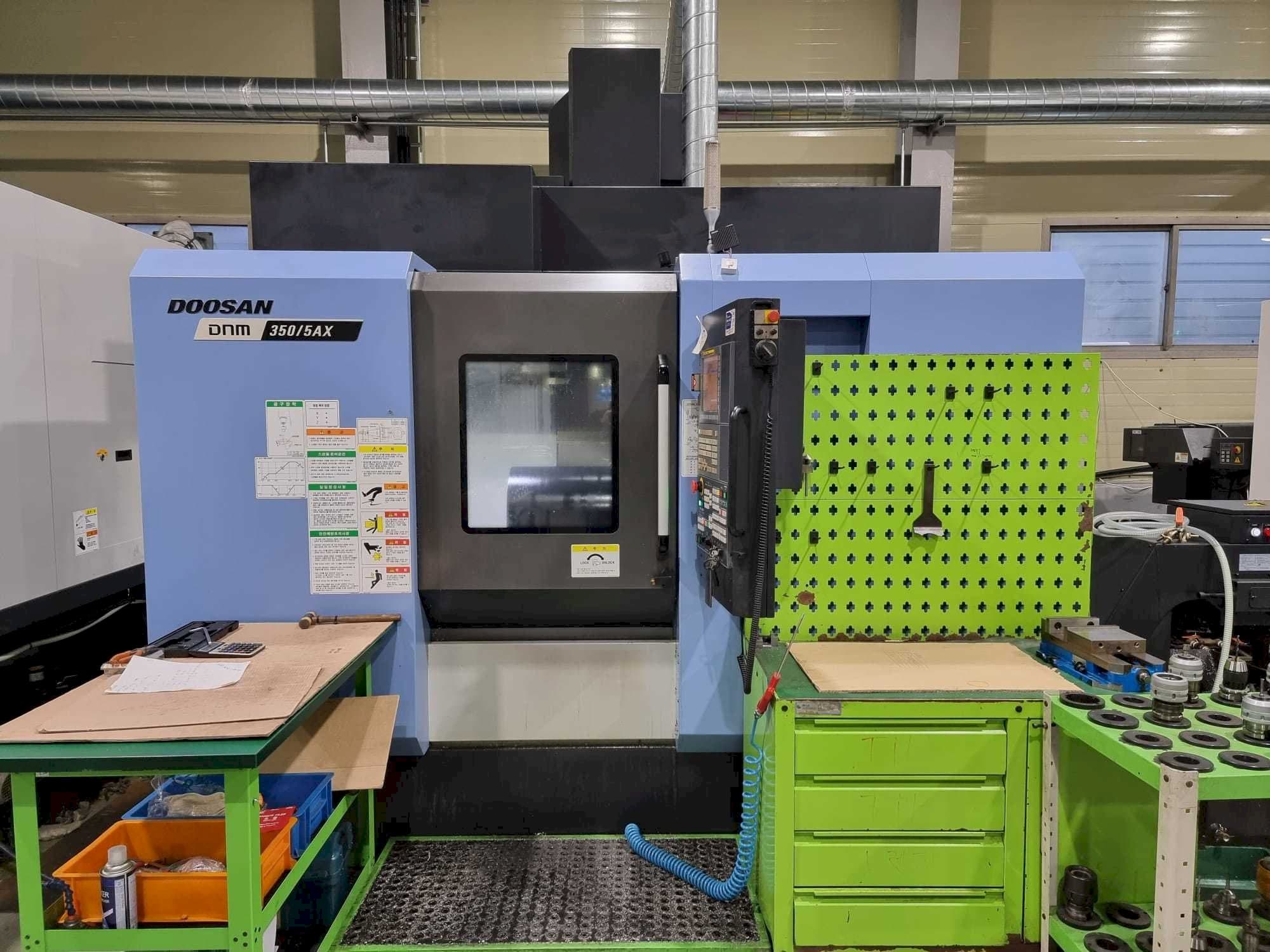 Čelní pohled  na Doosan DNM350/5AX  stroj