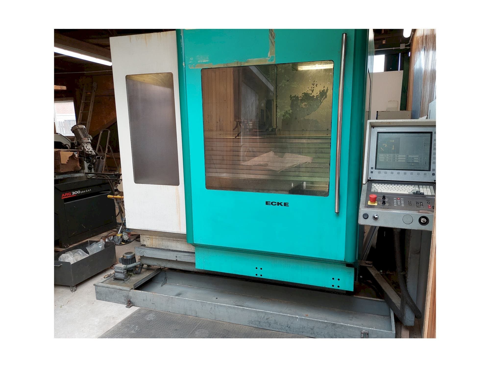 Čelní pohled  na DECKEL MAHO DMU 60 E  stroj