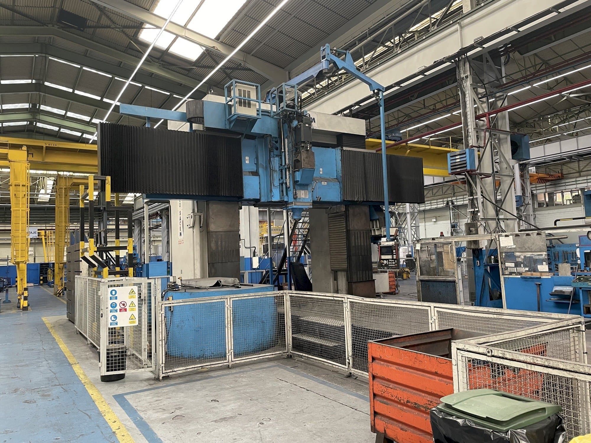 Čelní pohled  na AMCO-SACEM ACEM FPF1-3300  stroj