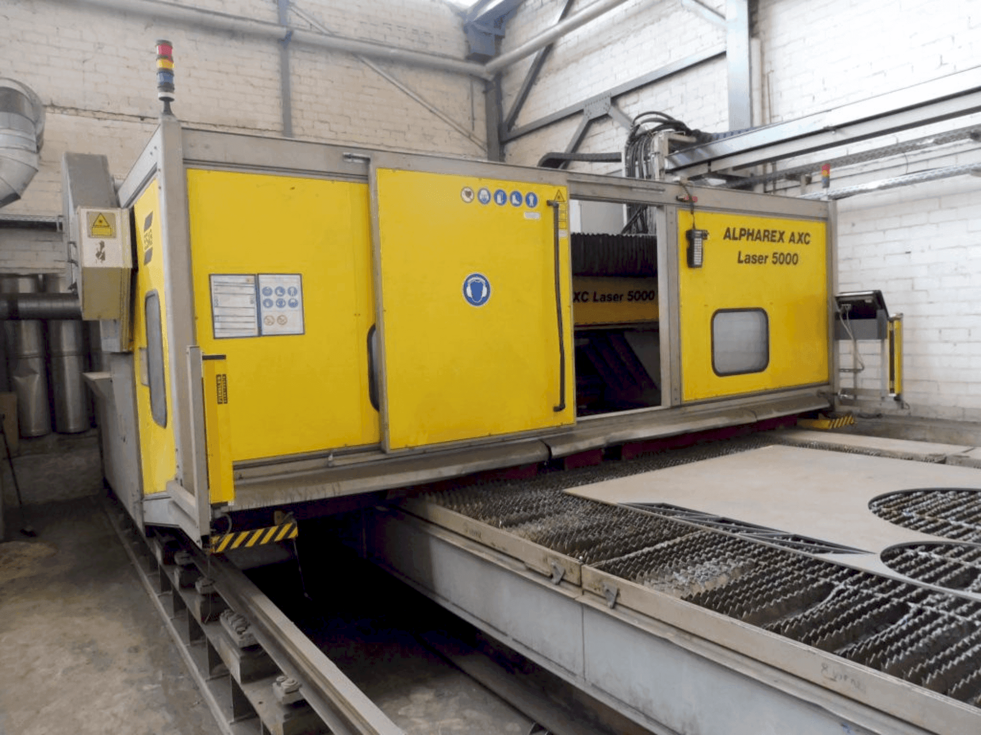 Čelní pohled  na ALPHAREX AXC Laser 500  stroj