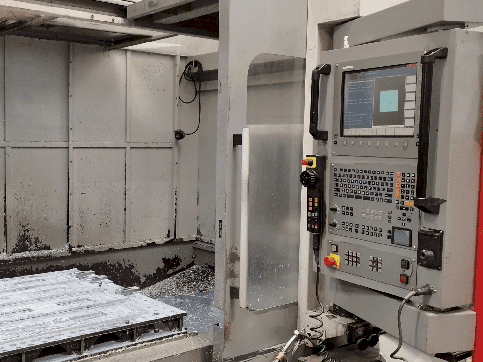 Čelní pohled  na Leadwell V80I  stroj