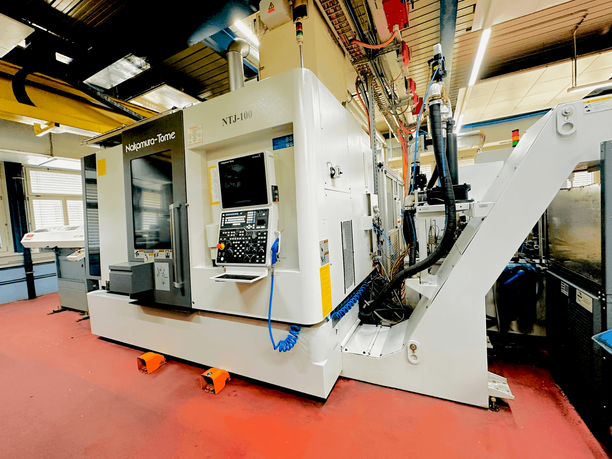 Čelní pohled  na NAKAMURA NTJ100  stroj