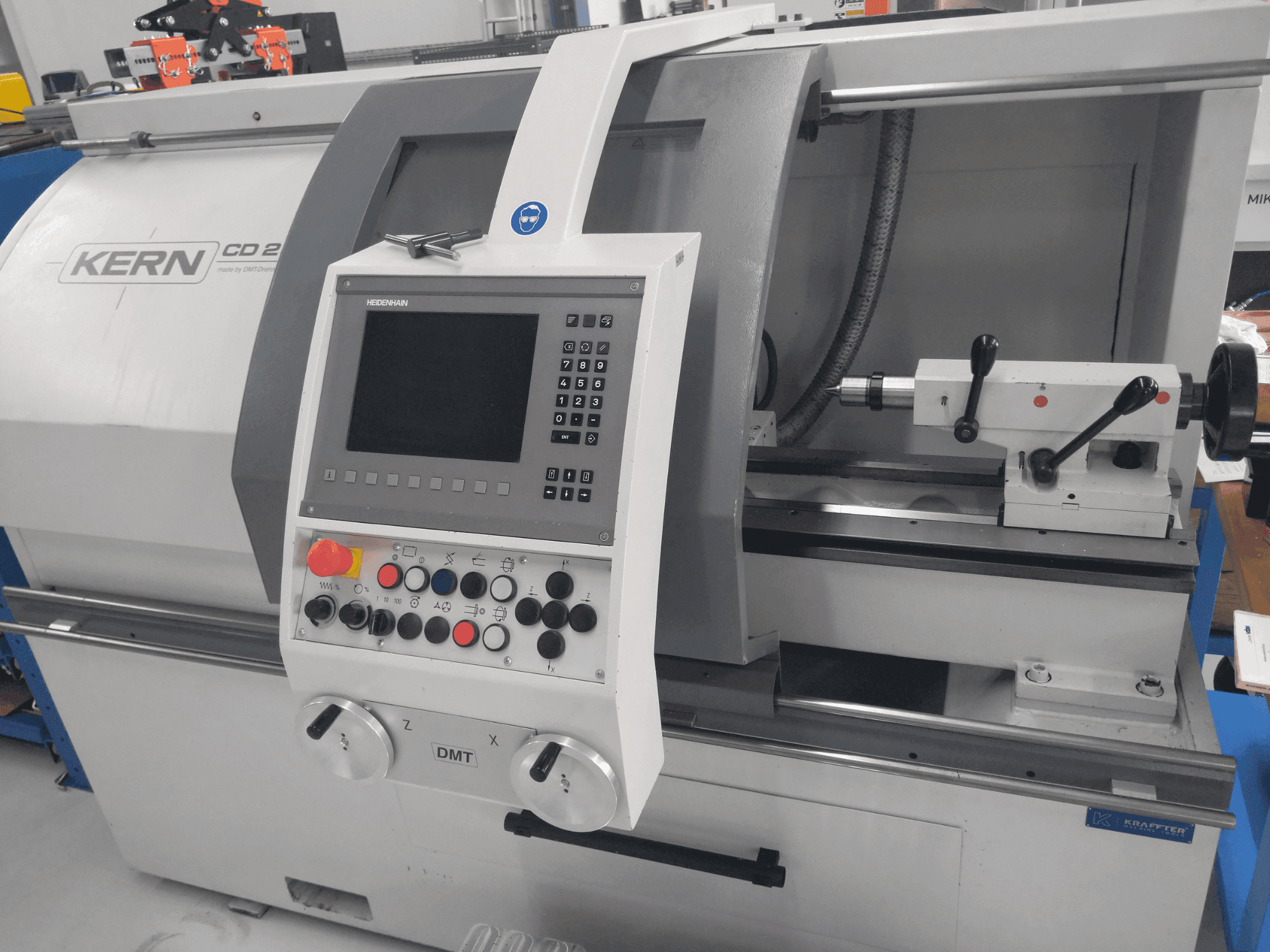 Čelní pohled  na DMT KERN CD 282  stroj
