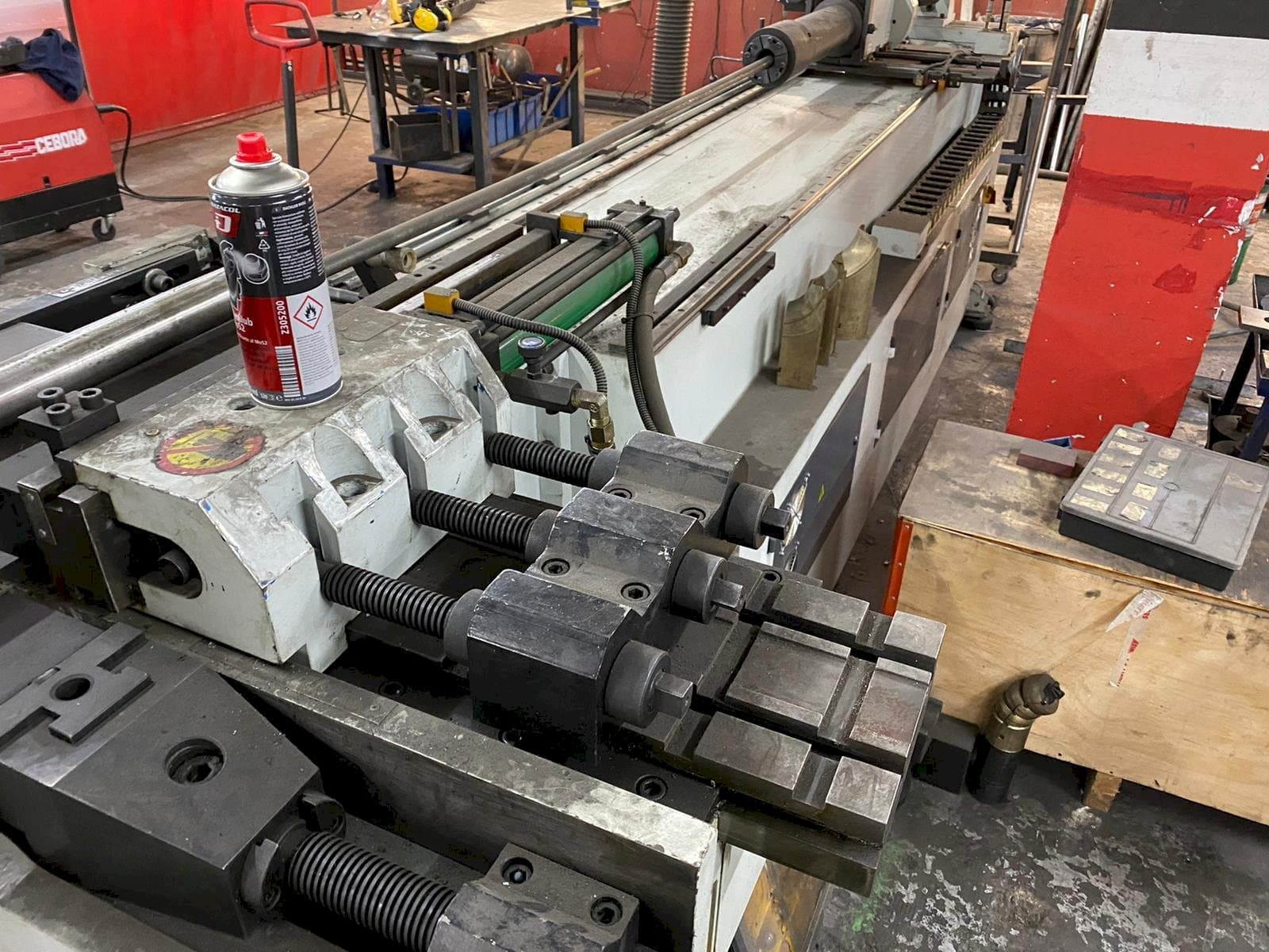 Čelní pohled  na Segura Llunell SB-76-NCBL  stroj