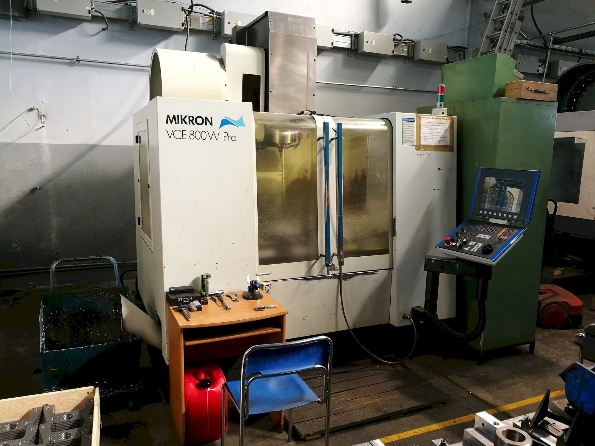 Čelní pohled  na MIKRON VCE 800W Pro  stroj