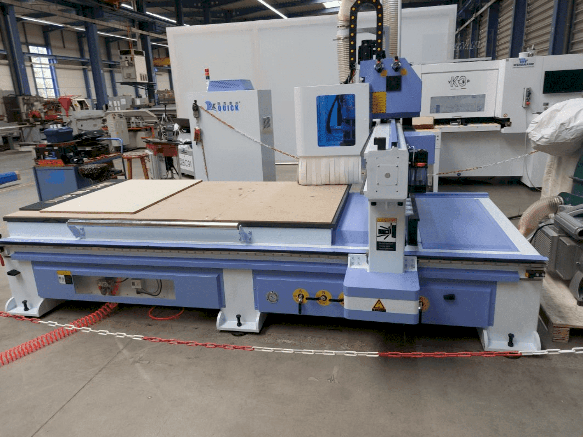 Čelní pohled  na QUICK CNC UE-481  stroj