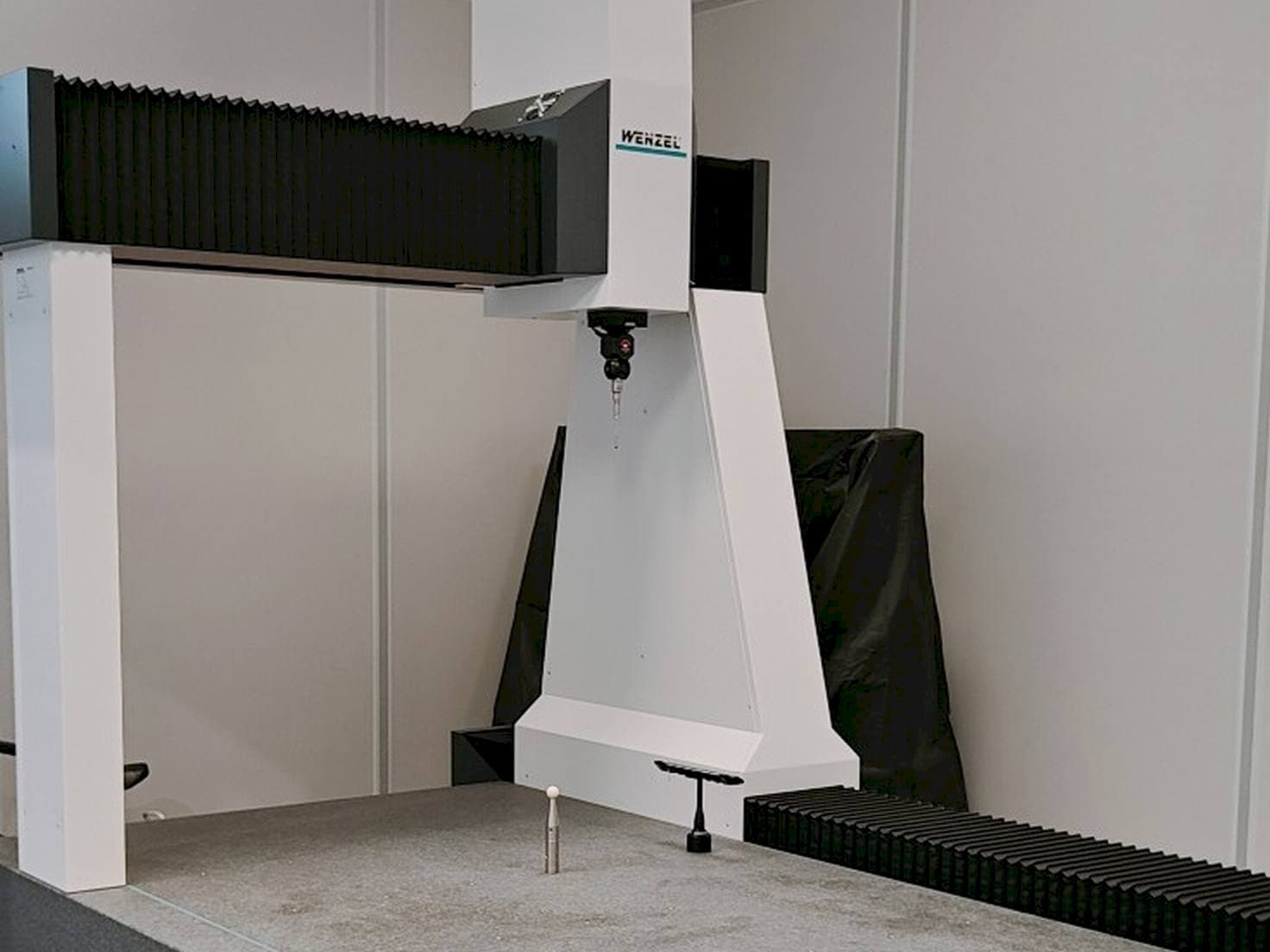 Čelní pohled  na Wenzel LH 1010  stroj