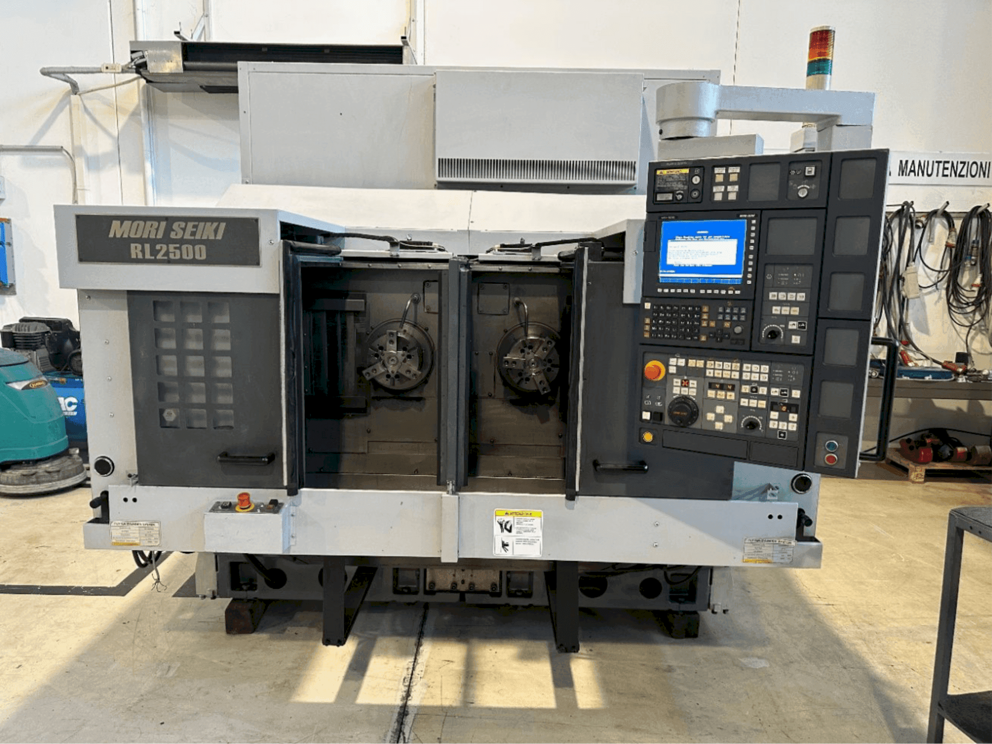 Čelní pohled  na MORI SEIKI   stroj