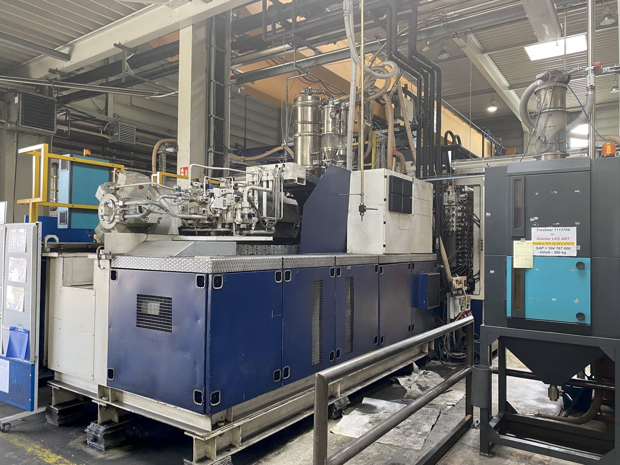 Čelní pohled  na Krauss Maffei 1600-8000 MC  stroj