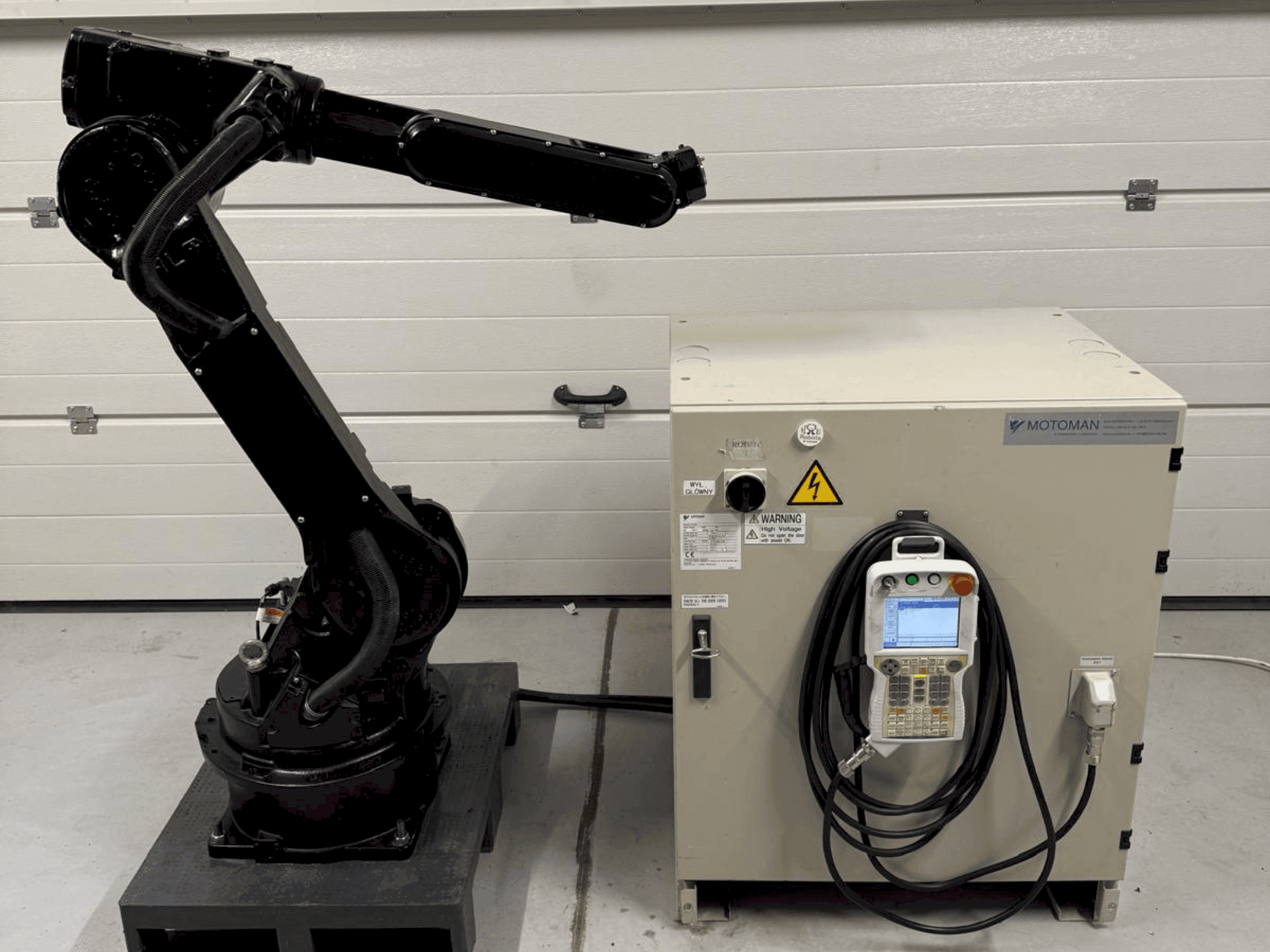 Čelní pohled  na Yaskawa Motoman YR HP 20D  stroj