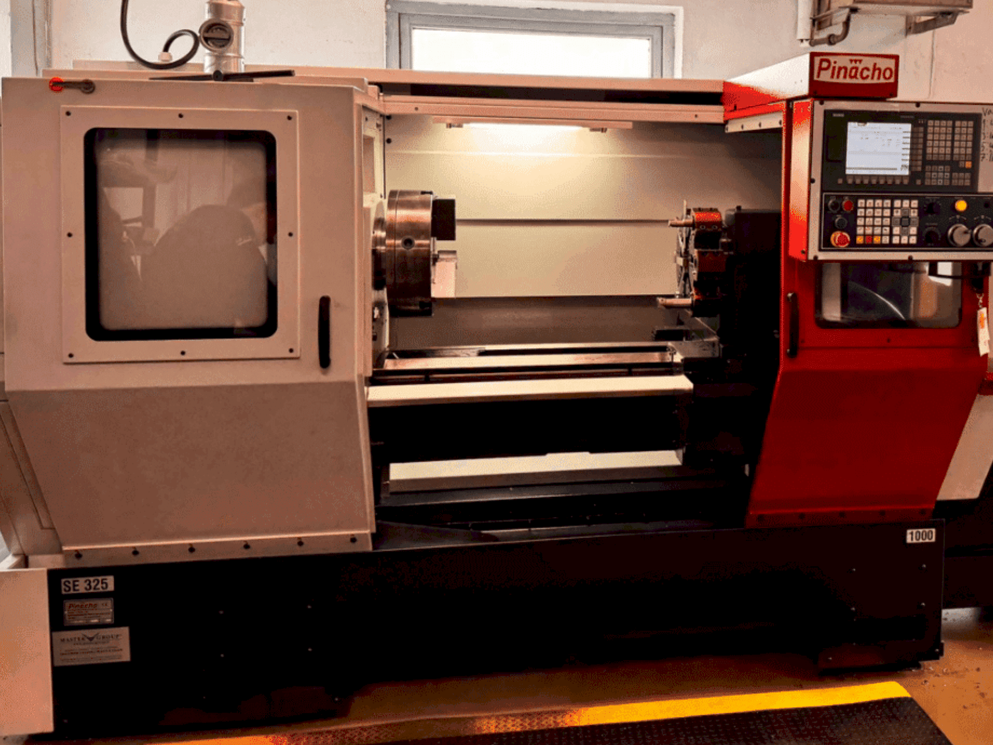 Čelní pohled  na Pinacho SE325  stroj