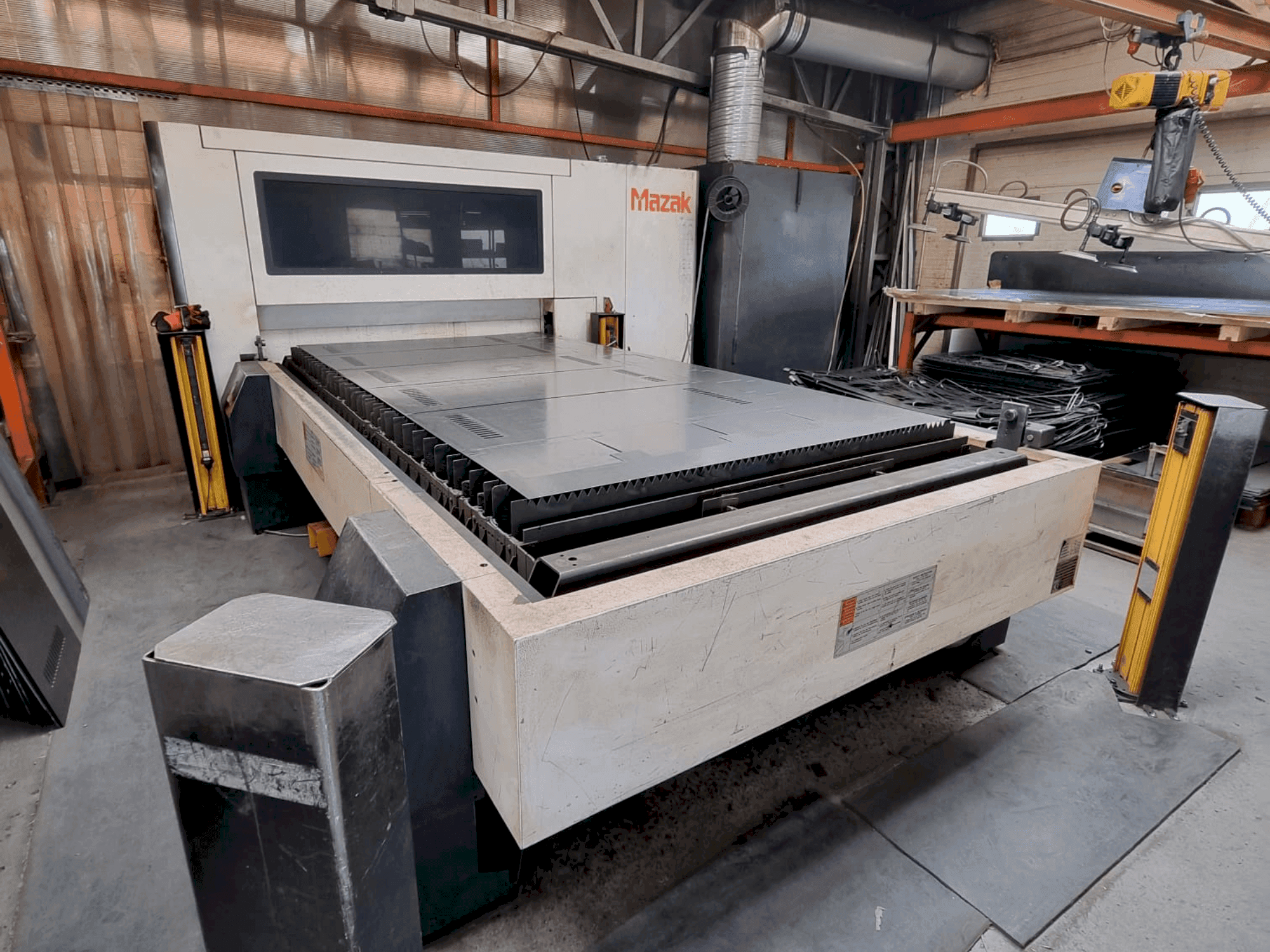 Čelní pohled  na Mazak OPTIPLEX 3015 FIBER II  stroj