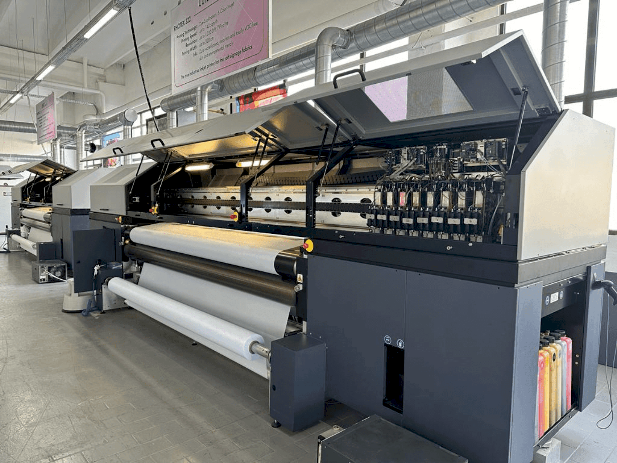 Čelní pohled  na Durst Rhotex 322  stroj