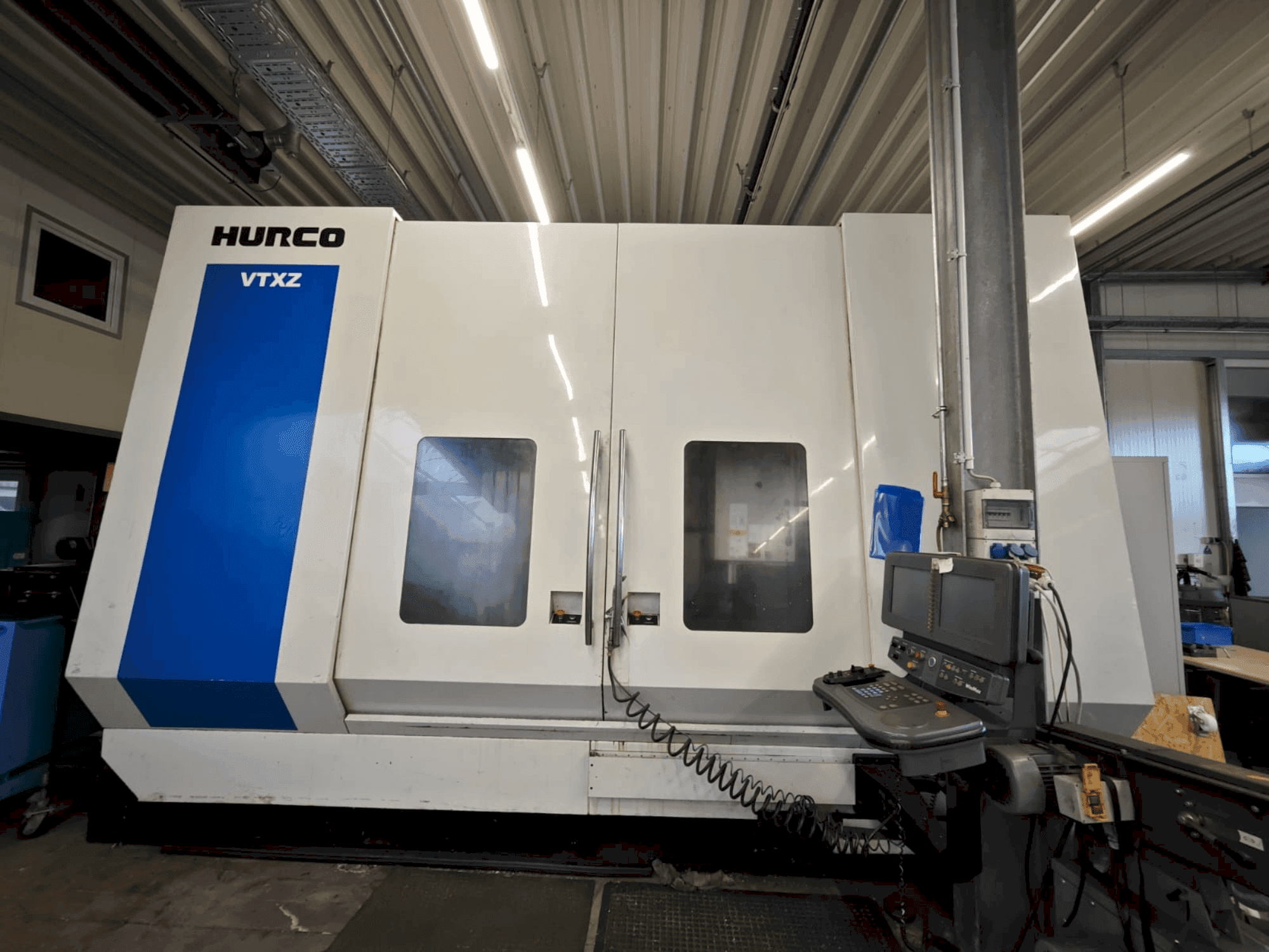 Čelní pohled  na Hurco VTXZ  stroj