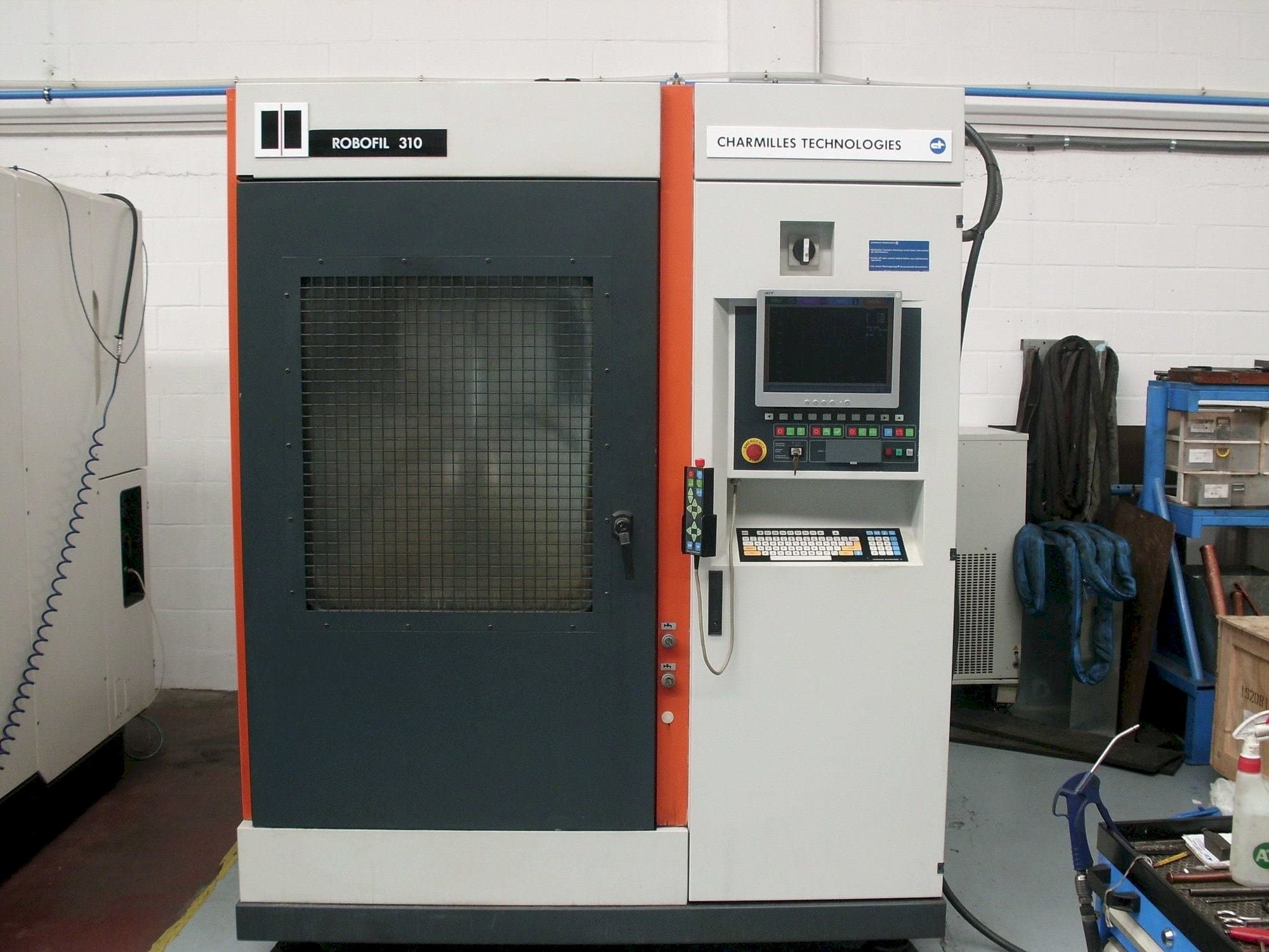 Čelní pohled  na CHARMILLES Robofil 310  stroj