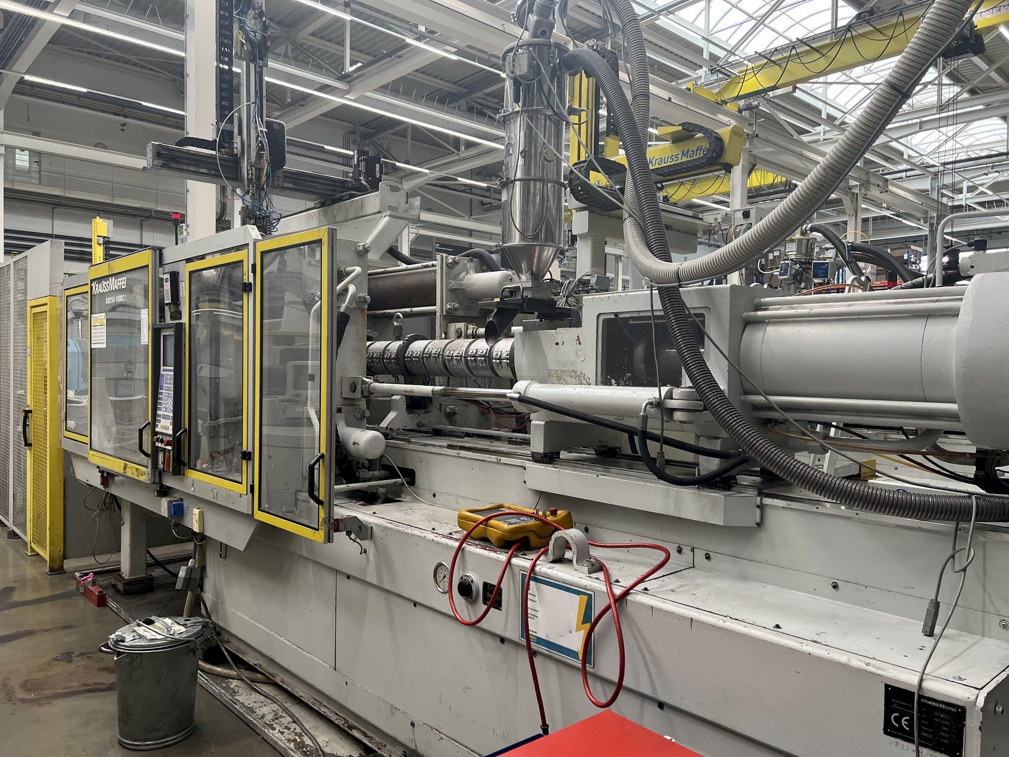 Čelní pohled  na Krauss Maffei KM 250  stroj