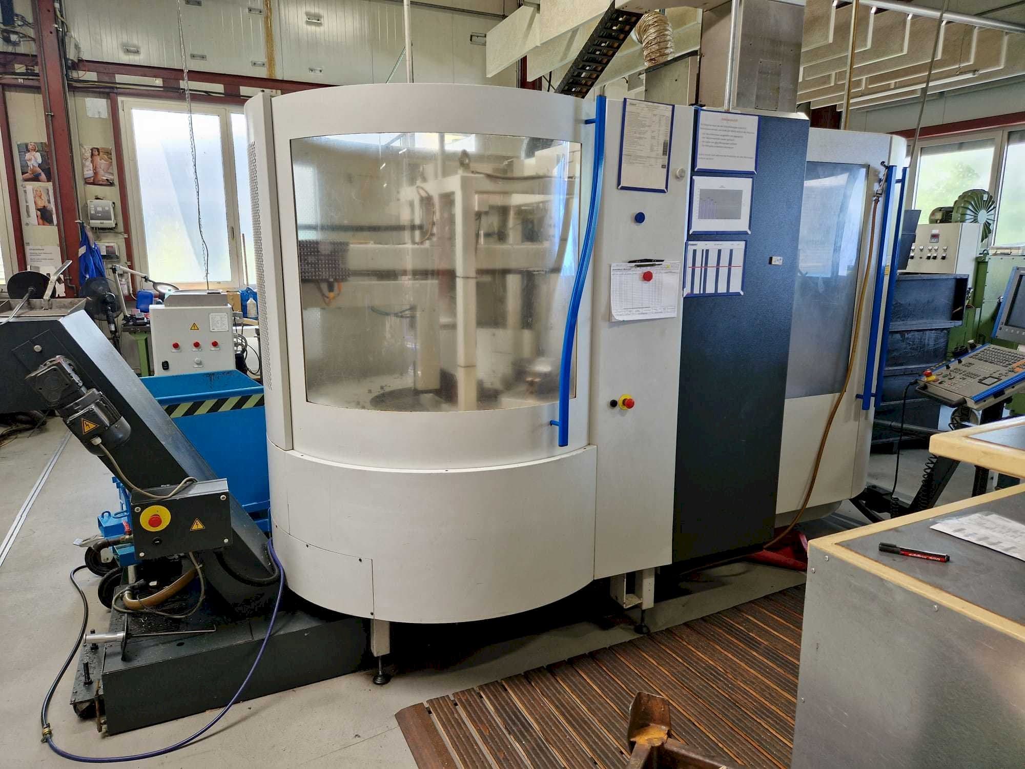 Čelní pohled  na MIKRON UCP600 Vario  stroj