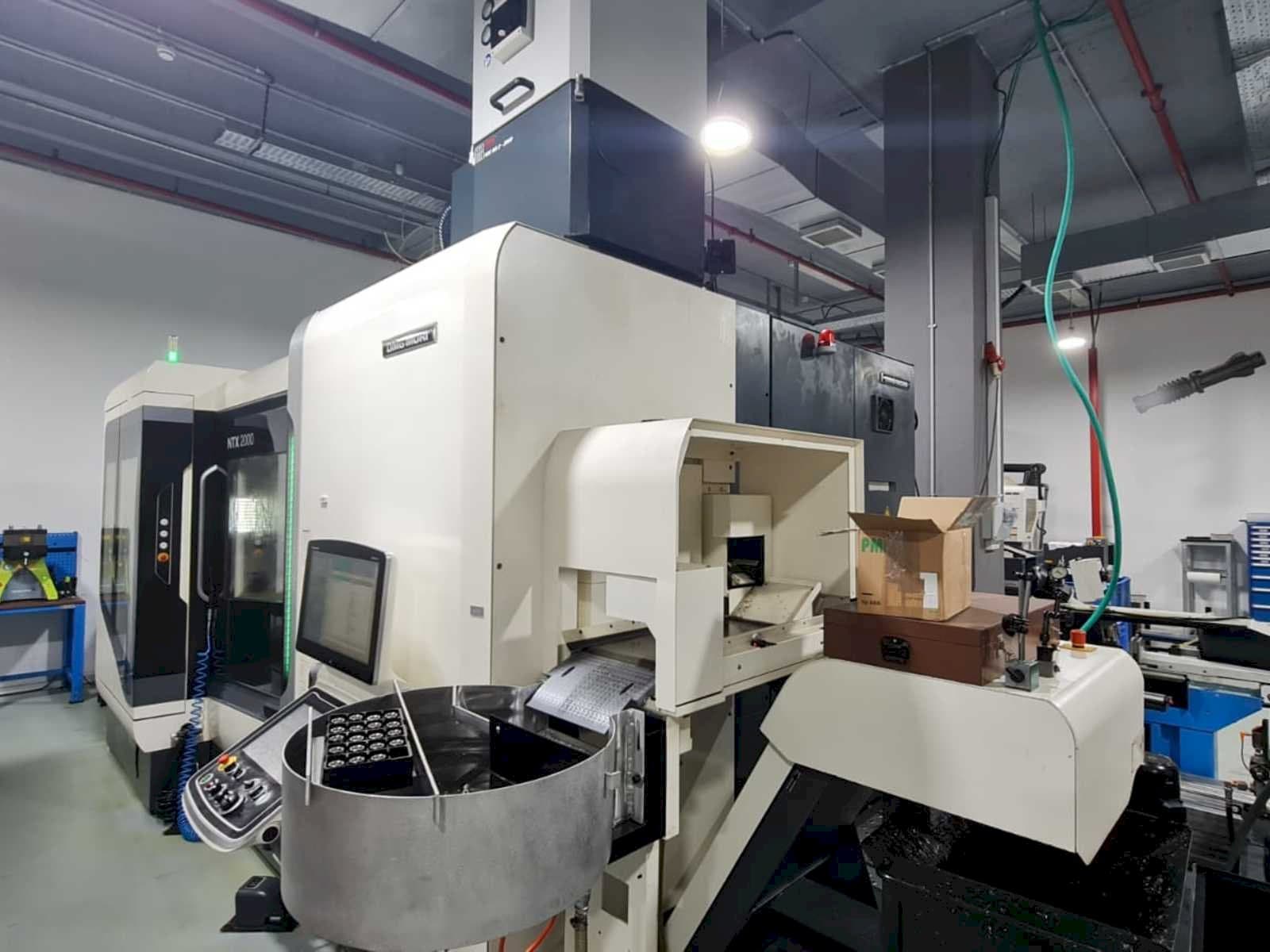 Pravý boční pohled  na DMG MORI NTX2000/1500SZ  stroj