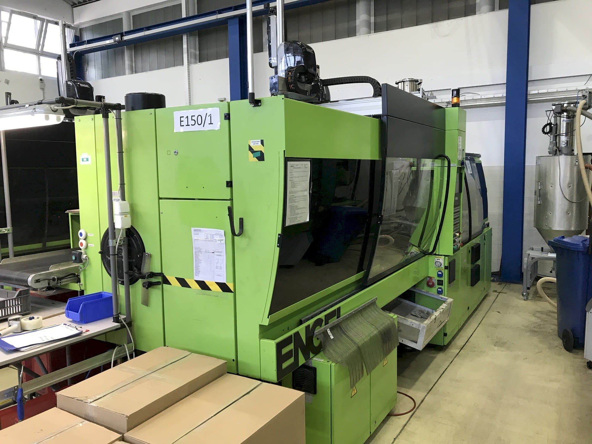 Čelní pohled  na ENGEL VC 750/150 Plus  stroj