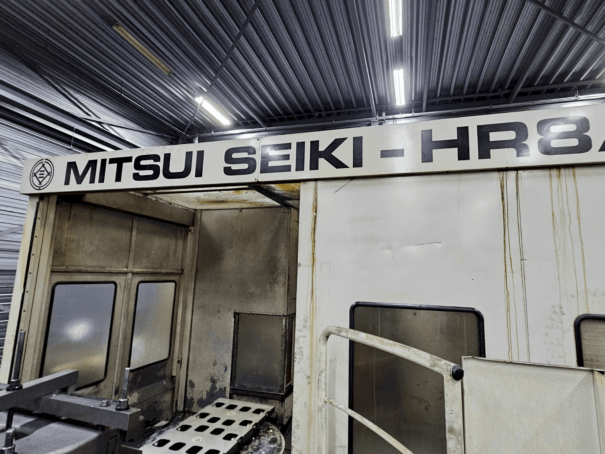 Čelní pohled  na Mitsui Seiki HR8A  stroj