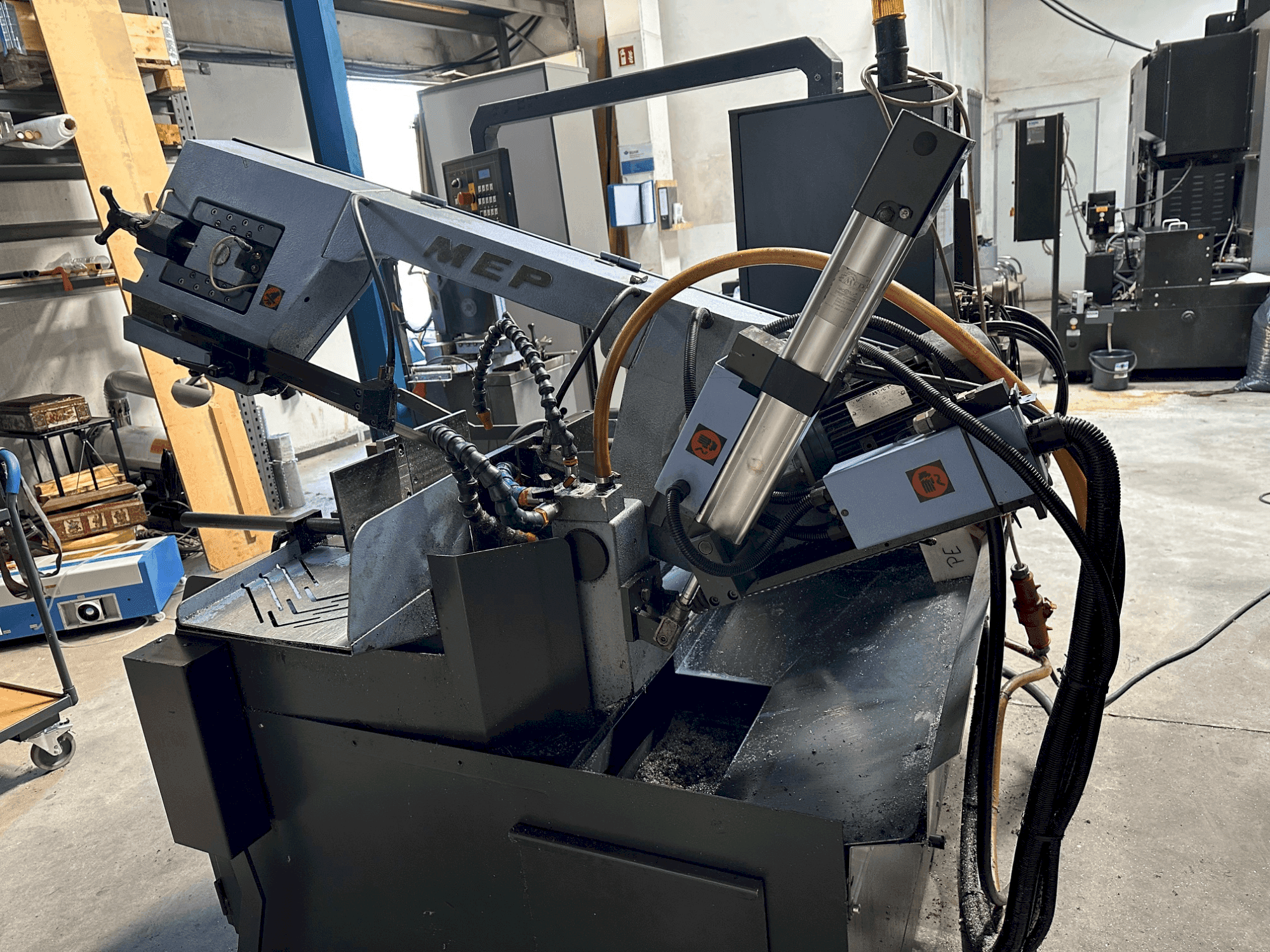 Čelní pohled  na MEP SHARK 330 NC eco  stroj