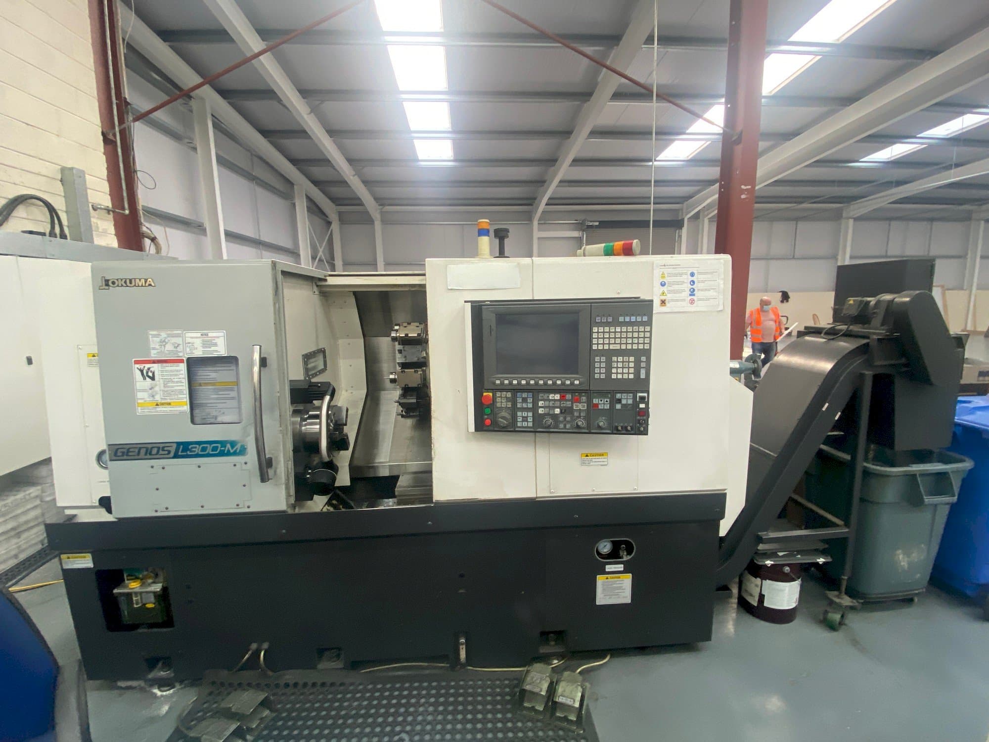 Čelní pohled  na Okuma Genos L300MW  stroj