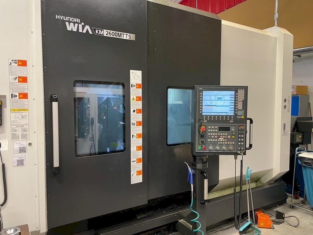 Čelní pohled  na Hyundai Wia KM 2600 MTTS  stroj