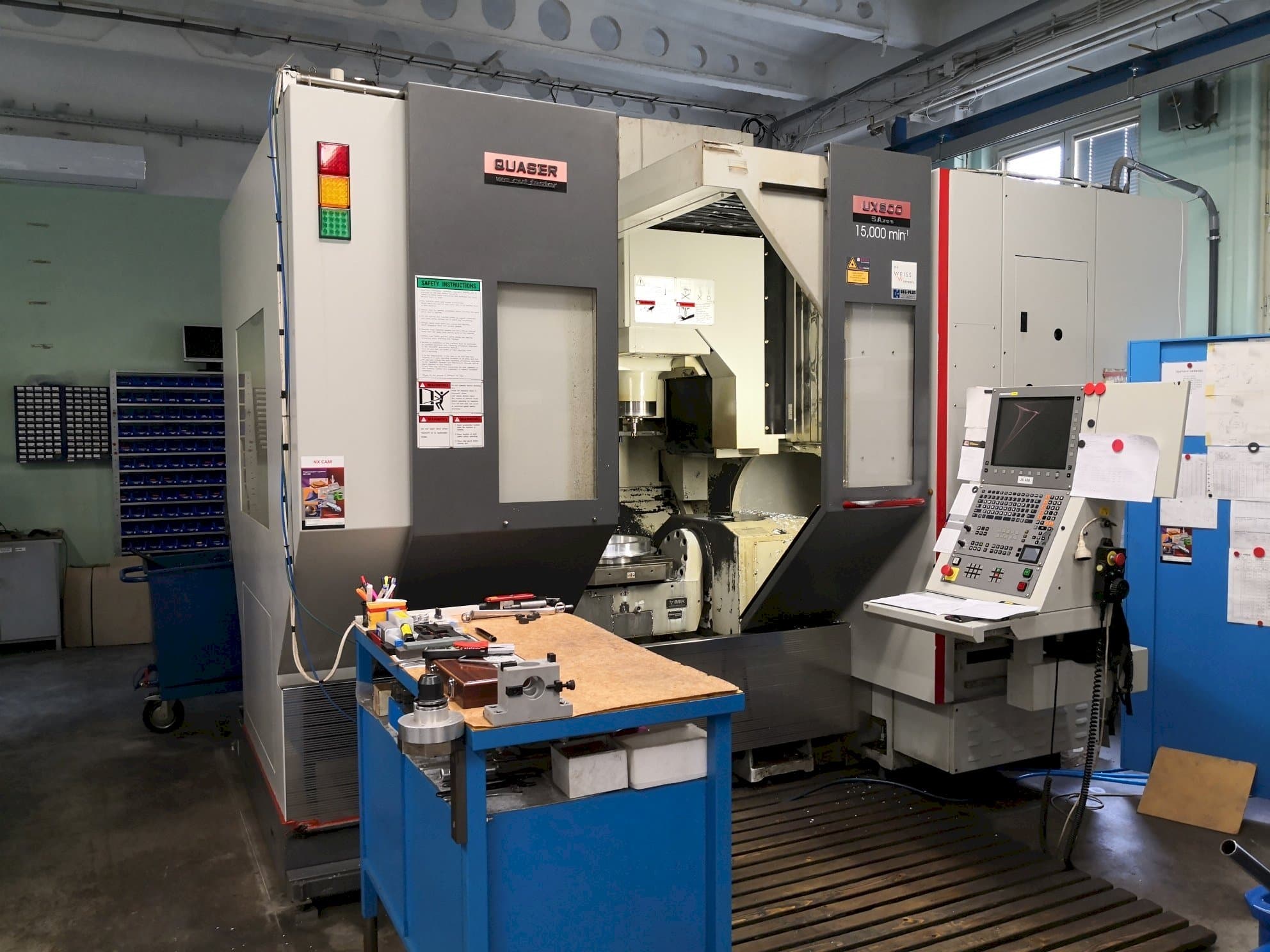 Čelní pohled  na Quaser UX-600  stroj