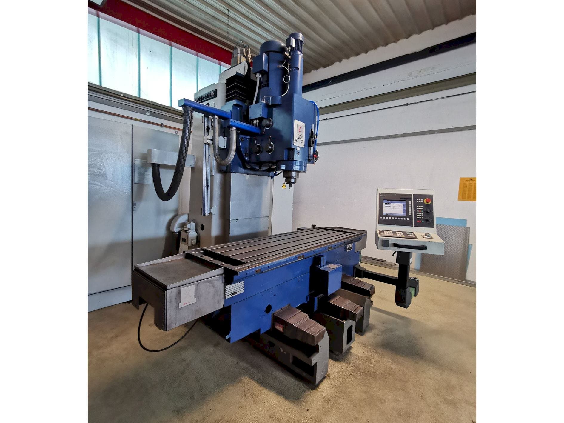 Čelní pohled  na Droop & Rein FS 100 ke  stroj