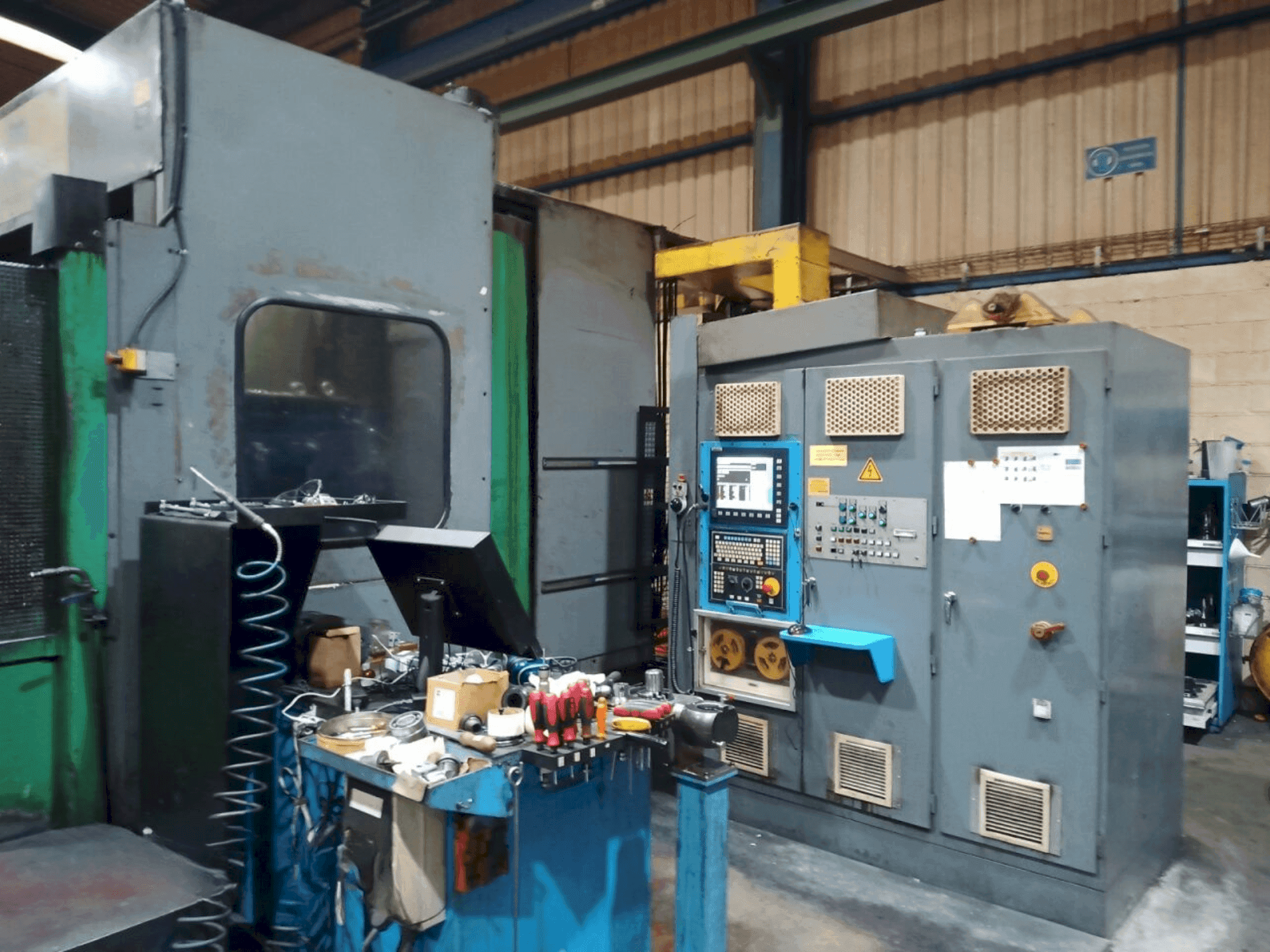 Čelní pohled  na Correa XB-420  stroj